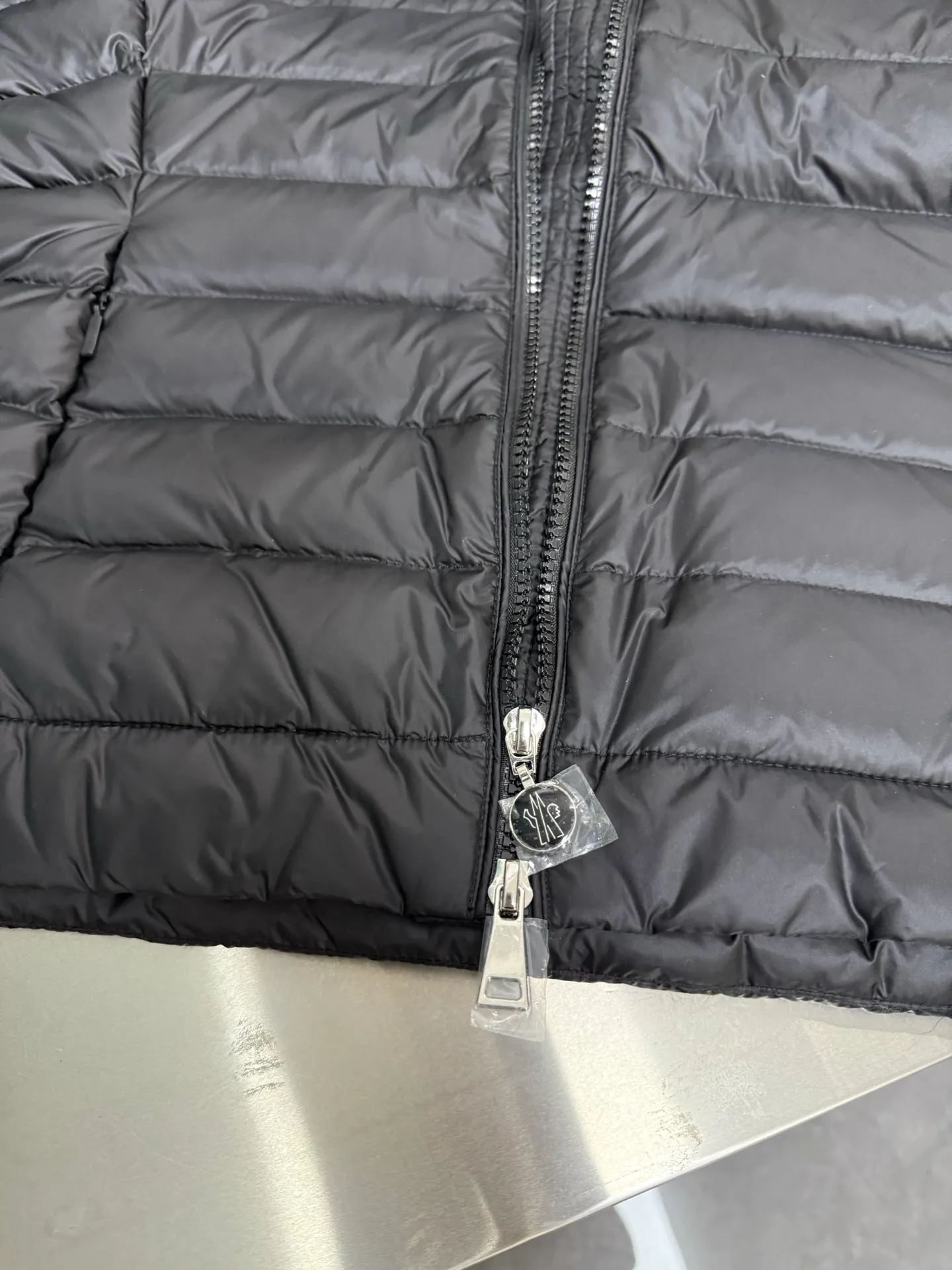 P740 Moncler's new Ige, mc hooded short women's winter coat. The leg down is made of longue saison fabric, suitable for mild weather. This nylon fabric is warm without being bulky. Short design with a classic hooded silhouette and a cinched waist for a smooth, feminine look. Color: Black White Size: 1234
