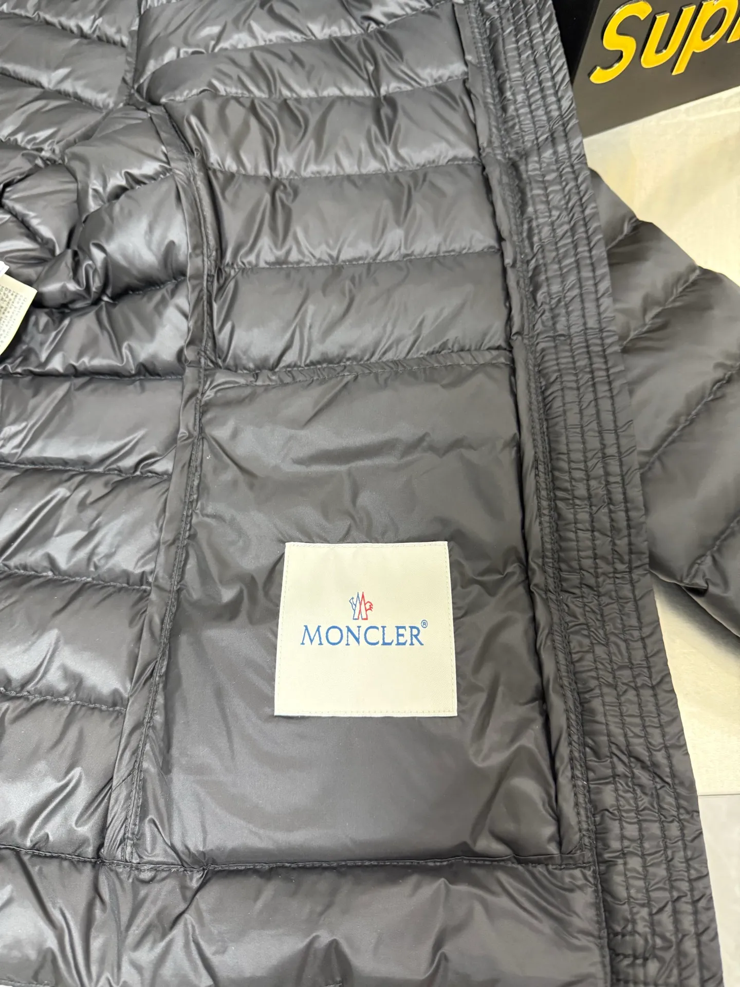 P740 Moncler's new Ige, mc hooded short women's winter coat. The leg down is made of longue saison fabric, suitable for mild weather. This nylon fabric is warm without being bulky. Short design with a classic hooded silhouette and a cinched waist for a smooth, feminine look. Color: Black White Size: 1234