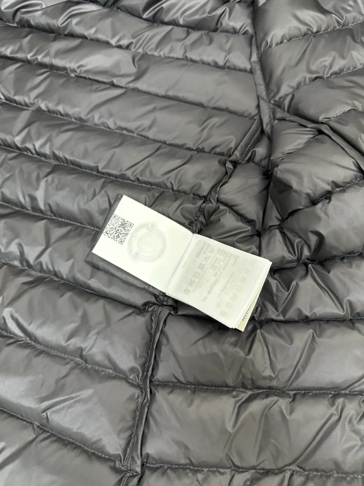 P740 Moncler's new Ige, mc hooded short women's winter coat. The leg down is made of longue saison fabric, suitable for mild weather. This nylon fabric is warm without being bulky. Short design with a classic hooded silhouette and a cinched waist for a smooth, feminine look. Color: Black White Size: 1234