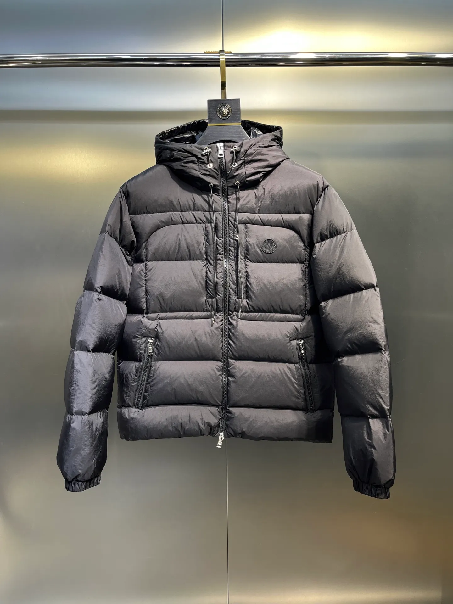 P1020 moncler 🌟2025 new autumn and winter down jacket. Original 1:1 custom-made hardware accessories, all imported and original customization. Welcome to compare at the counter. Absolutely high quality. Made of top-grade 90 white duck down. Super soft. Full and fluffy. Super heavy workmanship. Fabric workmanship and perfect shape. Note that the fabric is super comfortable. Exclusive model. Non-market goods. Same sizes for men and women.  size: 12345