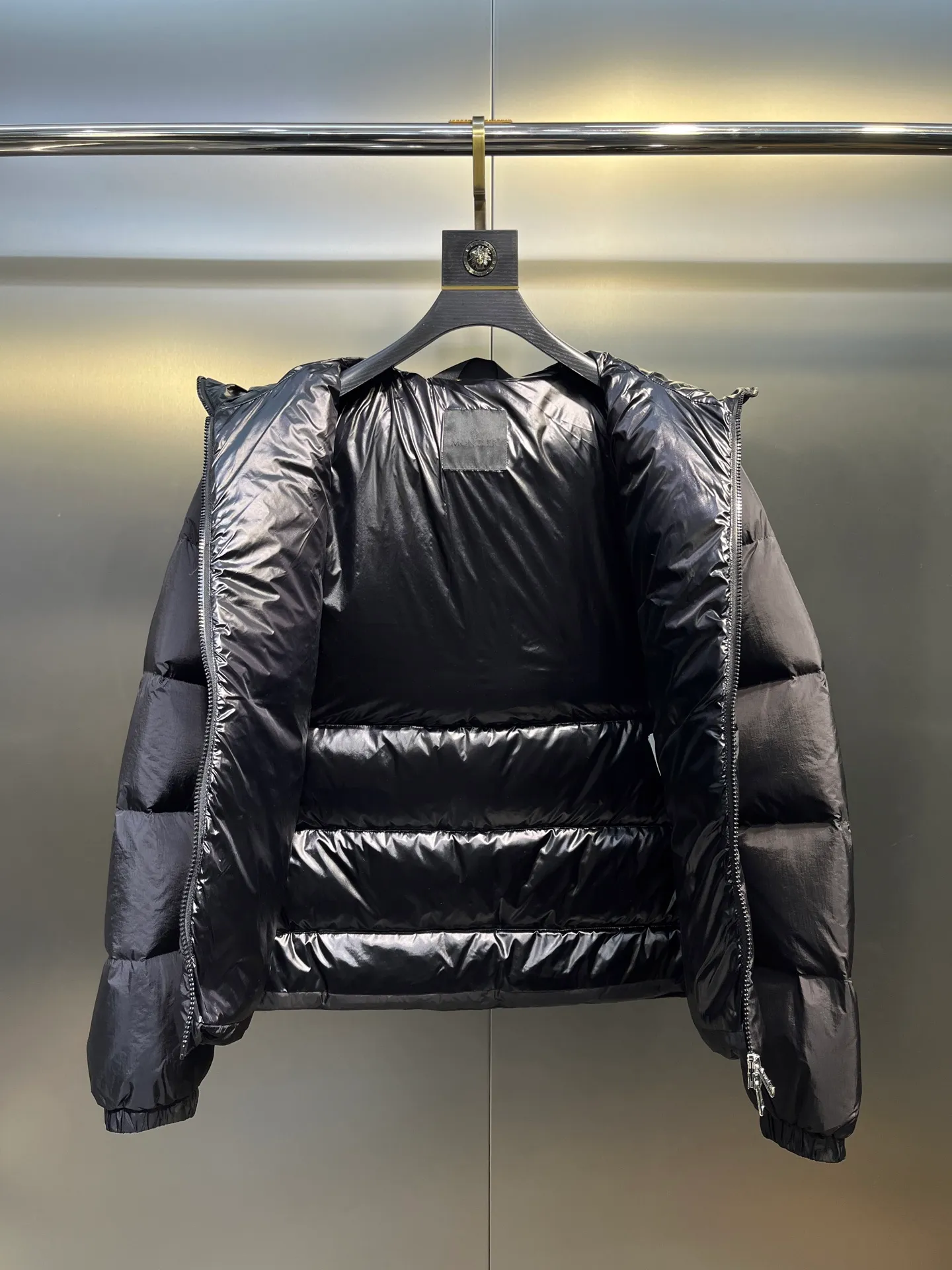 P1020 moncler 🌟2025 new autumn and winter down jacket. Original 1:1 custom-made hardware accessories, all imported and original customization. Welcome to compare at the counter. Absolutely high quality. Made of top-grade 90 white duck down. Super soft. Full and fluffy. Super heavy workmanship. Fabric workmanship and perfect shape. Note that the fabric is super comfortable. Exclusive model. Non-market goods. Same sizes for men and women.  size: 12345