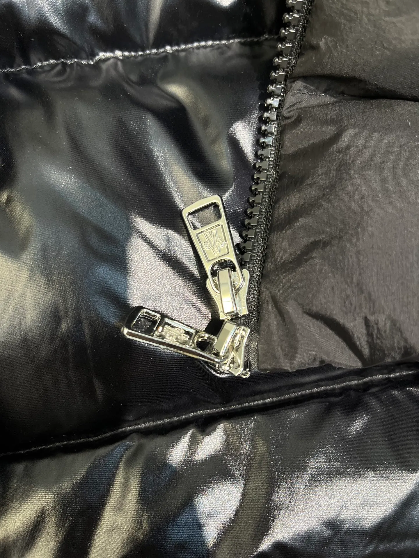P1020 moncler 🌟2025 new autumn and winter down jacket. Original 1:1 custom-made hardware accessories, all imported and original customization. Welcome to compare at the counter. Absolutely high quality. Made of top-grade 90 white duck down. Super soft. Full and fluffy. Super heavy workmanship. Fabric workmanship and perfect shape. Note that the fabric is super comfortable. Exclusive model. Non-market goods. Same sizes for men and women.  size: 12345