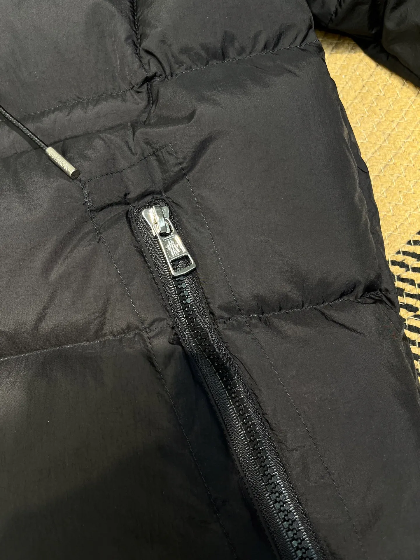 P1020 moncler 🌟2025 new autumn and winter down jacket. Original 1:1 custom-made hardware accessories, all imported and original customization. Welcome to compare at the counter. Absolutely high quality. Made of top-grade 90 white duck down. Super soft. Full and fluffy. Super heavy workmanship. Fabric workmanship and perfect shape. Note that the fabric is super comfortable. Exclusive model. Non-market goods. Same sizes for men and women.  size: 12345