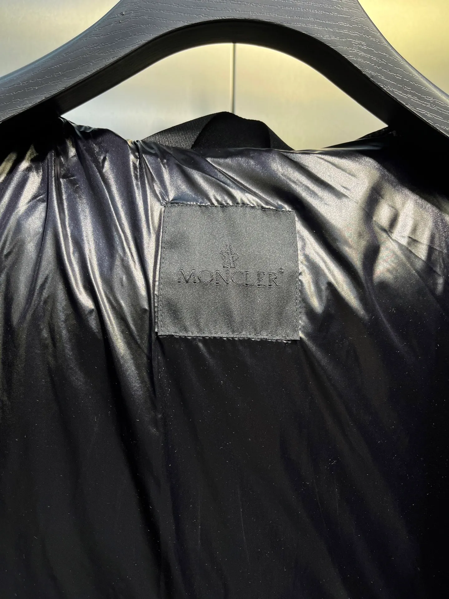 P1020 moncler 🌟2025 new autumn and winter down jacket. Original 1:1 custom-made hardware accessories, all imported and original customization. Welcome to compare at the counter. Absolutely high quality. Made of top-grade 90 white duck down. Super soft. Full and fluffy. Super heavy workmanship. Fabric workmanship and perfect shape. Note that the fabric is super comfortable. Exclusive model. Non-market goods. Same sizes for men and women.  size: 12345
