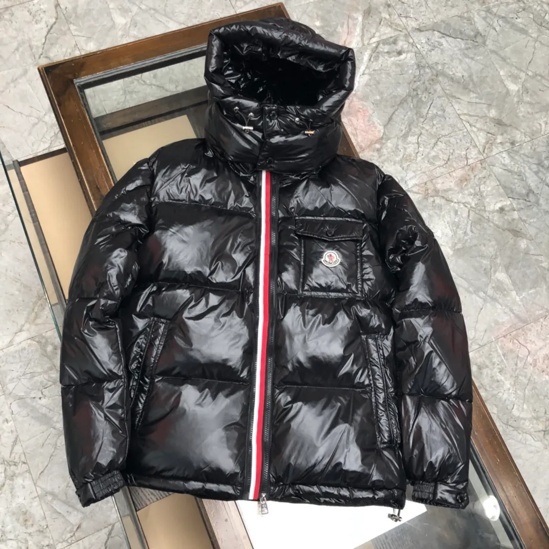 P720 💎Black💎 Moncler Men's Men's Men's Down Jacket is now in stock👏👏Available at Asian Men's Mouth Counters. The sleeves are equipped with windproof hand sleeves. The double-layer inner liner ensures the warmth of the clothes and prevents velvet leakage. The accessories, details and hardware are all in place. Black, white, military green, code number: 12345