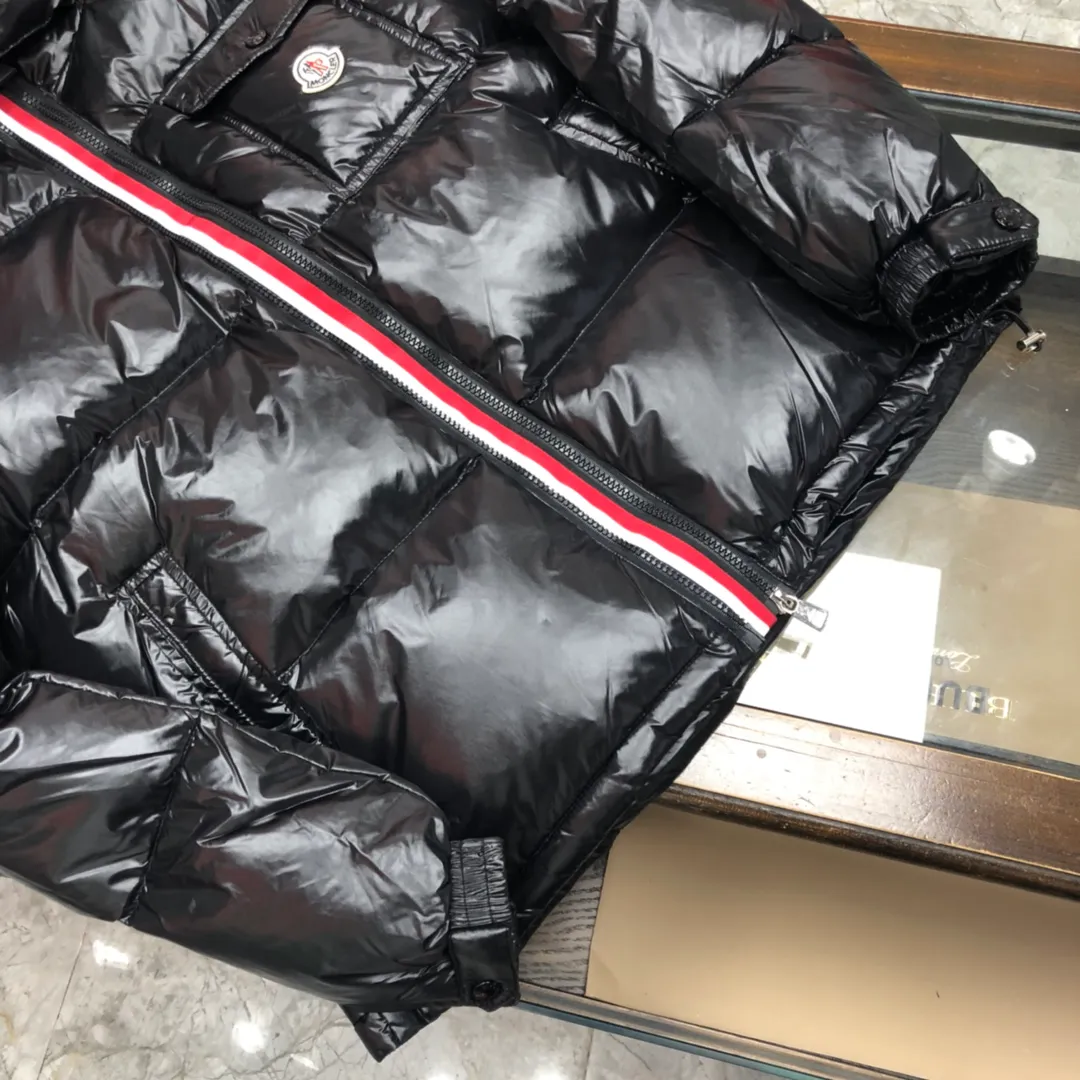 P720 💎Black💎 Moncler Men's Men's Men's Down Jacket is now in stock👏👏Available at Asian Men's Mouth Counters. The sleeves are equipped with windproof hand sleeves. The double-layer inner liner ensures the warmth of the clothes and prevents velvet leakage. The accessories, details and hardware are all in place. Black, white, military green, code number: 12345