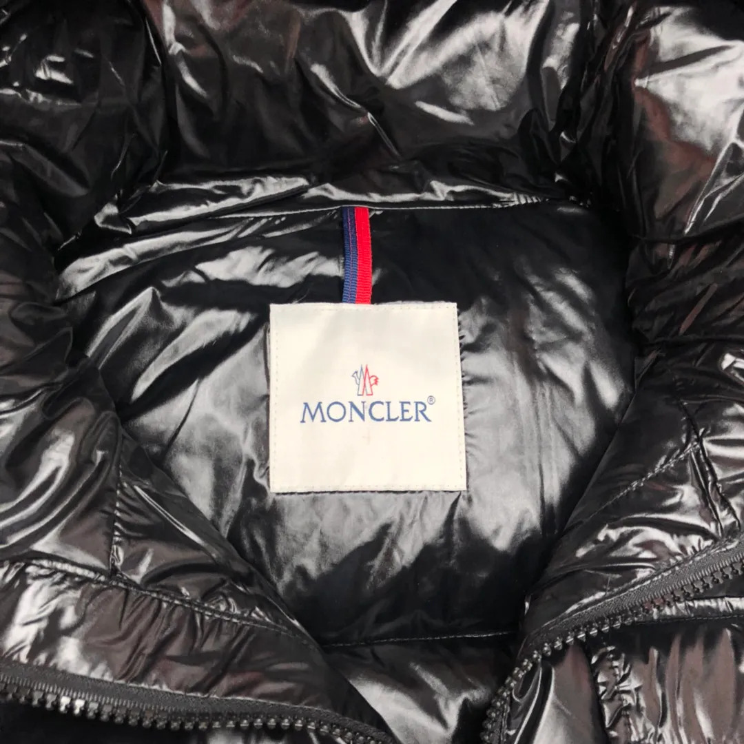 P720 💎Black💎 Moncler Men's Men's Men's Down Jacket is now in stock👏👏Available at Asian Men's Mouth Counters. The sleeves are equipped with windproof hand sleeves. The double-layer inner liner ensures the warmth of the clothes and prevents velvet leakage. The accessories, details and hardware are all in place. Black, white, military green, code number: 12345