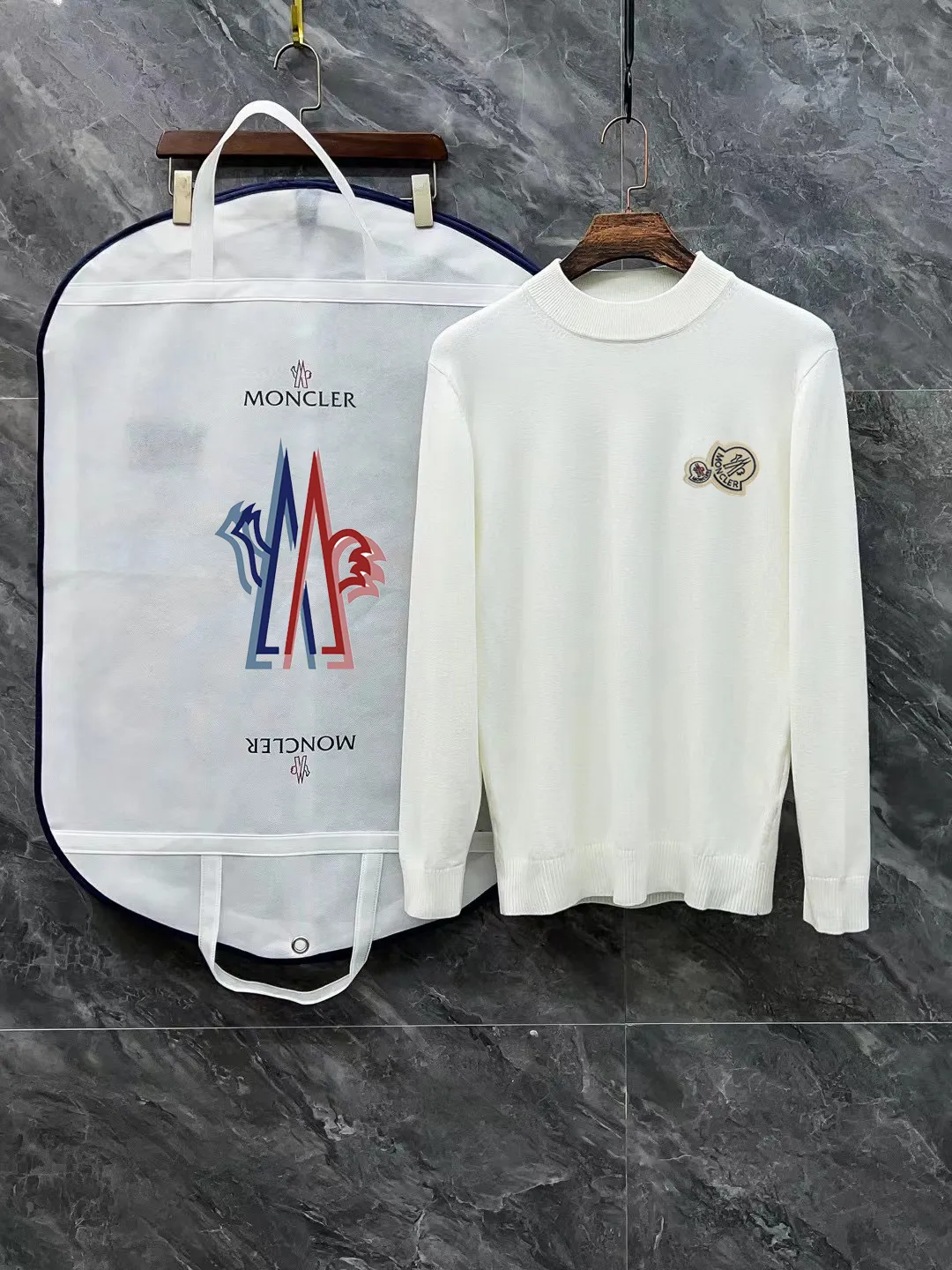 P210 Moncler muzzle, complete with 3 labels, classic logo embroidered turtleneck sweater, fine wool blended sweater, high-end customized collection for men and women, affiliated to the brand's high-end main line, patented top-grade yarn blending, using innovation to interpret conventional styles. The configuration of the fabric is subversive. The details are remarkable. The most anticipated sweater in winter. Full of high-end sense. Outflowed from the brand's designated Zhejiang processing factory. Very cost-effective. Meri wool yarn is of excellent quality. It feels super soft, delicate, soft, non-pilling and does not deform. It is available at all major counters at the same time. It is a must-have product every year. The product seems simple, the process is extremely complicated, and the upper body is not picky. The upper body is extremely skin-friendly and comfortable. It can be worn close to the body with an outer jacket or as an outer layer. Color: Black White Size: M L XL 2XL 3XL