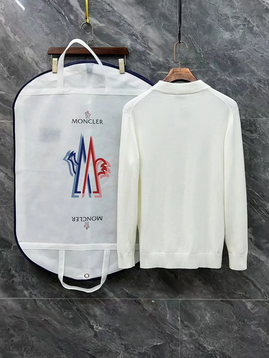 P210 Moncler muzzle, complete with 3 labels, classic logo embroidered turtleneck sweater, fine wool blended sweater, high-end customized collection for men and women, affiliated to the brand's high-end main line, patented top-grade yarn blending, using innovation to interpret conventional styles. The configuration of the fabric is subversive. The details are remarkable. The most anticipated sweater in winter. Full of high-end sense. Outflowed from the brand's designated Zhejiang processing factory. Very cost-effective. Meri wool yarn is of excellent quality. It feels super soft, delicate, soft, non-pilling and does not deform. It is available at all major counters at the same time. It is a must-have product every year. The product seems simple, the process is extremely complicated, and the upper body is not picky. The upper body is extremely skin-friendly and comfortable. It can be worn close to the body with an outer jacket or as an outer layer. Color: Black White Size: M L XL 2XL 3XL