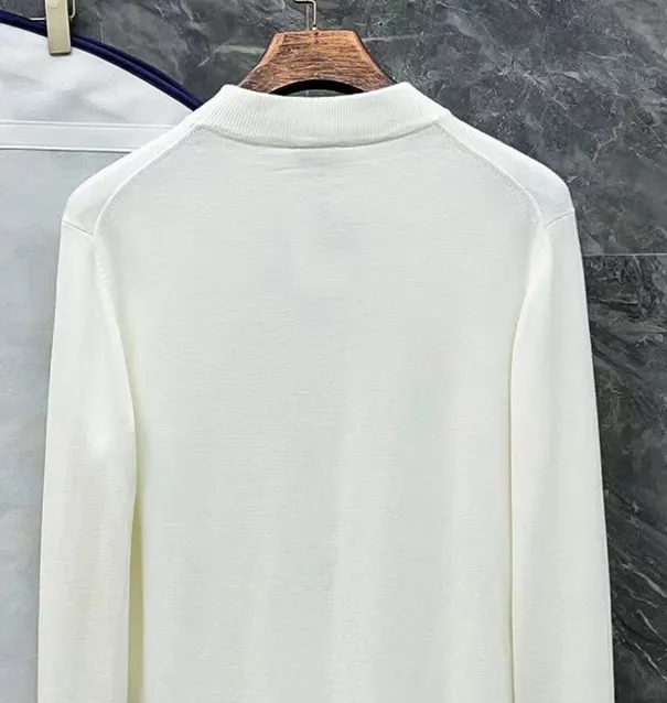 P210 Moncler muzzle, complete with 3 labels, classic logo embroidered turtleneck sweater, fine wool blended sweater, high-end customized collection for men and women, affiliated to the brand's high-end main line, patented top-grade yarn blending, using innovation to interpret conventional styles. The configuration of the fabric is subversive. The details are remarkable. The most anticipated sweater in winter. Full of high-end sense. Outflowed from the brand's designated Zhejiang processing factory. Very cost-effective. Meri wool yarn is of excellent quality. It feels super soft, delicate, soft, non-pilling and does not deform. It is available at all major counters at the same time. It is a must-have product every year. The product seems simple, the process is extremely complicated, and the upper body is not picky. The upper body is extremely skin-friendly and comfortable. It can be worn close to the body with an outer jacket or as an outer layer. Color: Black White Size: M L XL 2XL 3XL