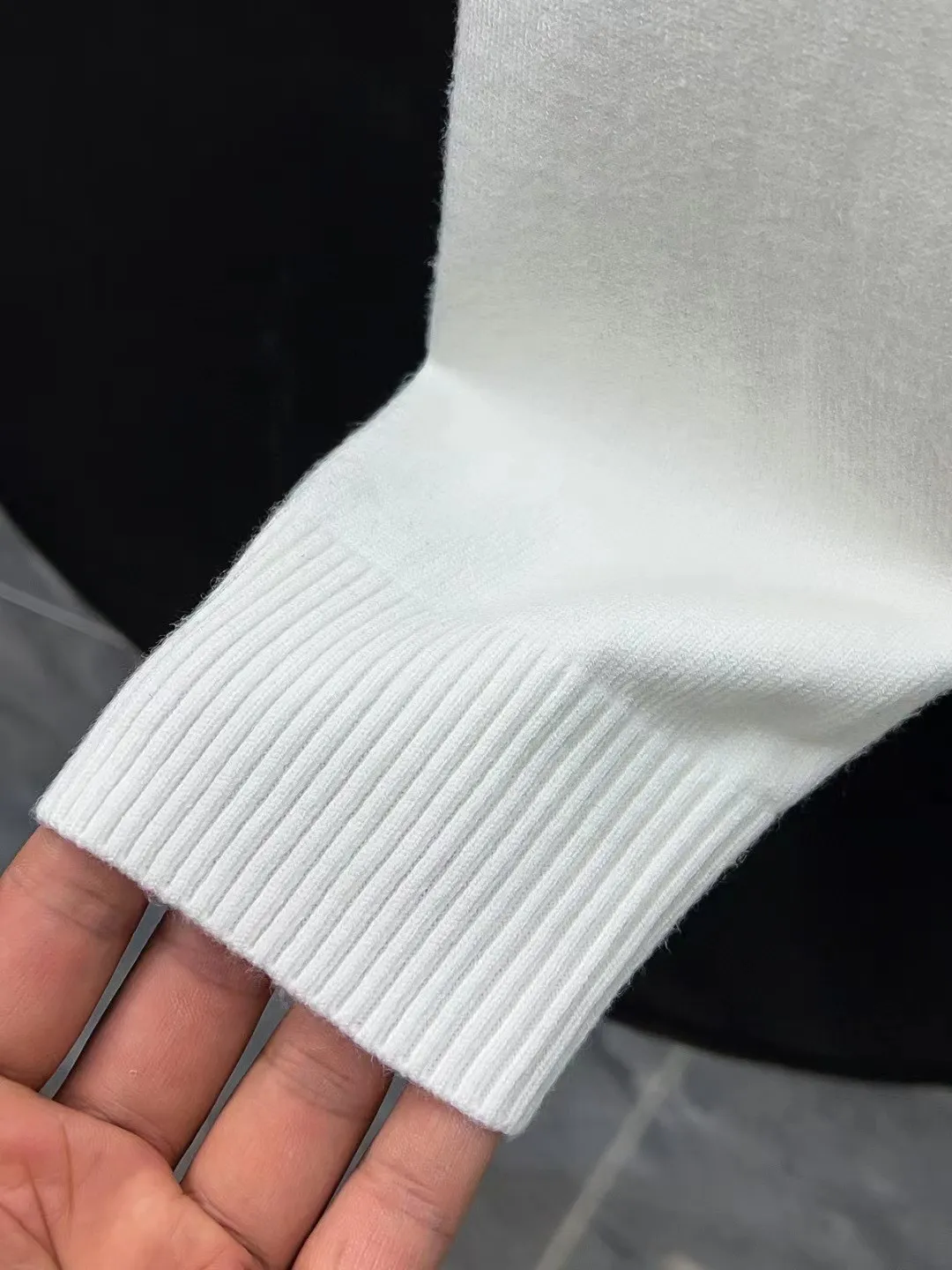 P210 Moncler muzzle, complete with 3 labels, classic logo embroidered turtleneck sweater, fine wool blended sweater, high-end customized collection for men and women, affiliated to the brand's high-end main line, patented top-grade yarn blending, using innovation to interpret conventional styles. The configuration of the fabric is subversive. The details are remarkable. The most anticipated sweater in winter. Full of high-end sense. Outflowed from the brand's designated Zhejiang processing factory. Very cost-effective. Meri wool yarn is of excellent quality. It feels super soft, delicate, soft, non-pilling and does not deform. It is available at all major counters at the same time. It is a must-have product every year. The product seems simple, the process is extremely complicated, and the upper body is not picky. The upper body is extremely skin-friendly and comfortable. It can be worn close to the body with an outer jacket or as an outer layer. Color: Black White Size: M L XL 2XL 3XL