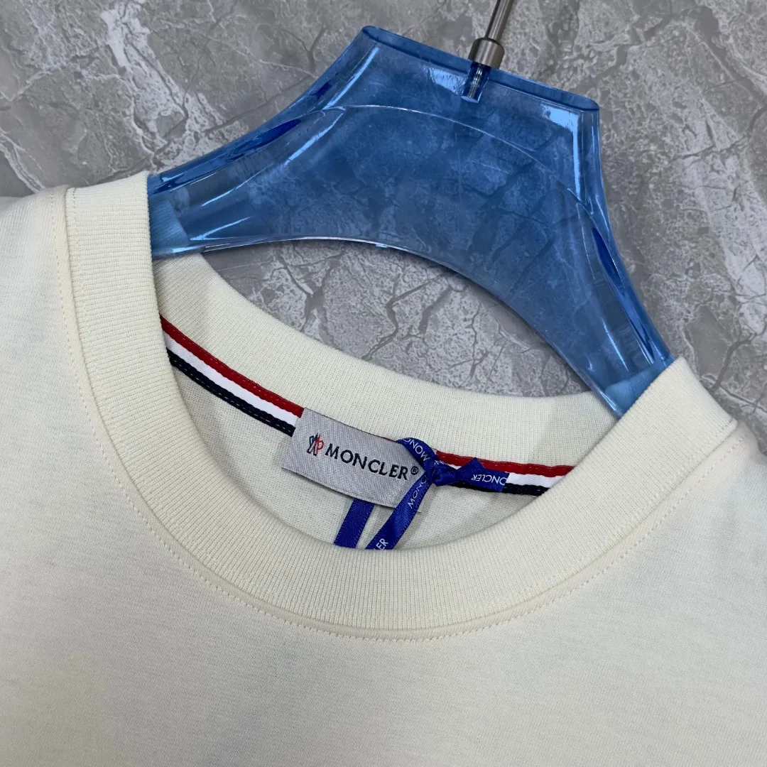 P140 Upgraded version "Mobile phone smart sensor ~ NFC chip armband ~ Direct access to the official website for anti-counterfeiting" "Moncler ~ Mouth Mouth" 2025 new high-quality round neck short-sleeved T-shirt. The cuffs have imported embroidered labels. Customized dyeing, very comfortable to touch. Super versatile and good-looking short-sleeved. Complete with three labels. Non-market ordinary version. Feel free to compare. Quality is absolutely guaranteed! ‼ First of all, this original fabric is all custom-woven with 32-count double yarn fabric, 250G, and the weight is the same‼ Fine workmanship, double waistcoat method, double waistcoat method, double waistcoat method makes the whole dress more three-dimensional, which is not a craft that ordinary T-shirts can achieve🤪 Size: S-M-L-XL-2XL Color: black, white, apricot, same style for men and women