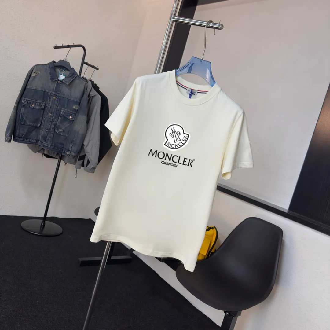 P140 Upgraded version "Mobile phone smart sensor ~ NFC chip armband ~ Direct access to the official website for anti-counterfeiting" "Moncler ~ Mouth Mouth" 2025 new high-quality round neck short-sleeved T-shirt. The cuffs have imported embroidered labels. Customized dyeing, very comfortable to touch. Super versatile and good-looking short-sleeved. Complete with three labels. Non-market ordinary version. Feel free to compare. Quality is absolutely guaranteed! ‼ First of all, this original fabric is all custom-woven with 32-count double yarn fabric, 250G, and the weight is the same‼ Fine workmanship, double waistcoat method, double waistcoat method, double waistcoat method makes the whole dress more three-dimensional, which is not a craft that ordinary T-shirts can achieve🤪 Size: S-M-L-XL-2XL Color: black, white, apricot, same style for men and women