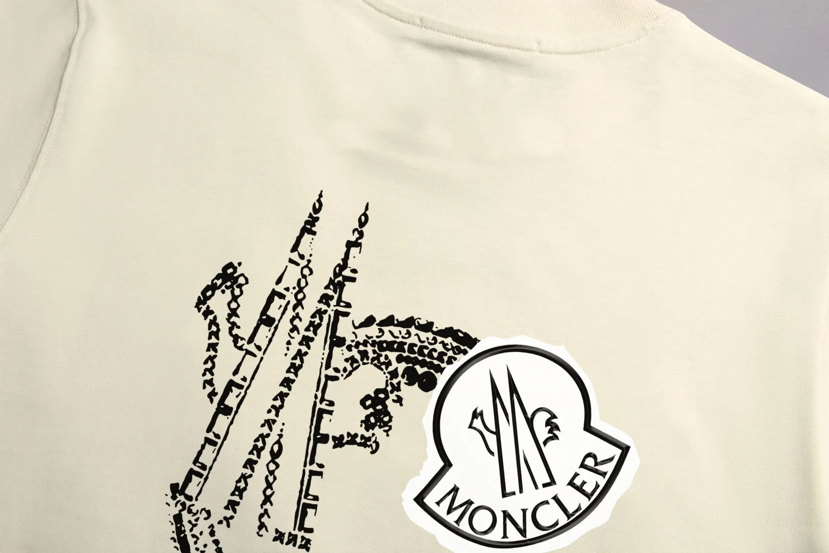 P140 Upgraded version "Mobile phone smart sensor ~ NFC chip armband ~ Direct access to the official website for anti-counterfeiting" "Moncler ~ Mouth Mouth" 2025 new high-quality round neck short-sleeved T-shirt. The cuffs have imported embroidered labels. Customized dyeing, very comfortable to touch. Super versatile and good-looking short-sleeved. Complete with three labels. Non-market ordinary version. Feel free to compare. Quality is absolutely guaranteed! ‼ First of all, this original fabric is all custom-woven with 32-count double yarn fabric, 250G, and the weight is the same‼ Fine workmanship, double waistcoat method, double waistcoat method, double waistcoat method makes the whole dress more three-dimensional, which is not a craft that ordinary T-shirts can achieve🤪 Size: S-M-L-XL-2XL Color: black, white, apricot, same style for men and women