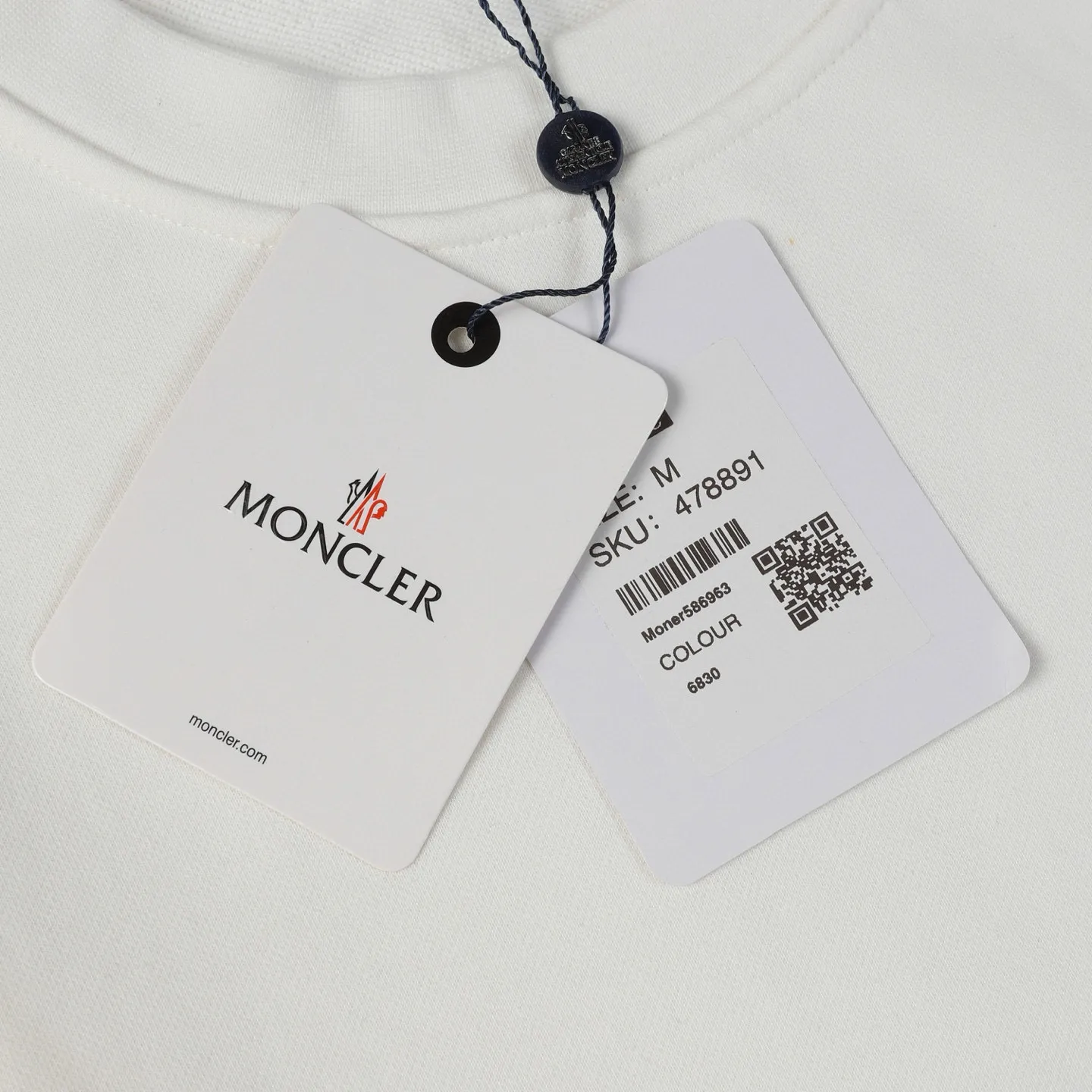 P194 Style No.: 850 〈MONCLER〉Basic Meng Mouth Round Neck Sweatshirt. The price of Meng Mouth Sweatshirt is actually quite advantageous. Those who have been to the counters should know that the price of Meng Mouth sweatshirt is not much cheaper than Gucci Burberry. It is just relatively low-key and unwilling to hype. It is a picture that you want to buy or not. It has an arrogant existence... ✅460g 100% pure cotton wool fabric OS version is too large ✅Combined with the original high weight double yarn thread ✅Correct three-needle and five-thread craftsmanship chain edge Color: Black White Royal Blue Sky Blue Size S M L