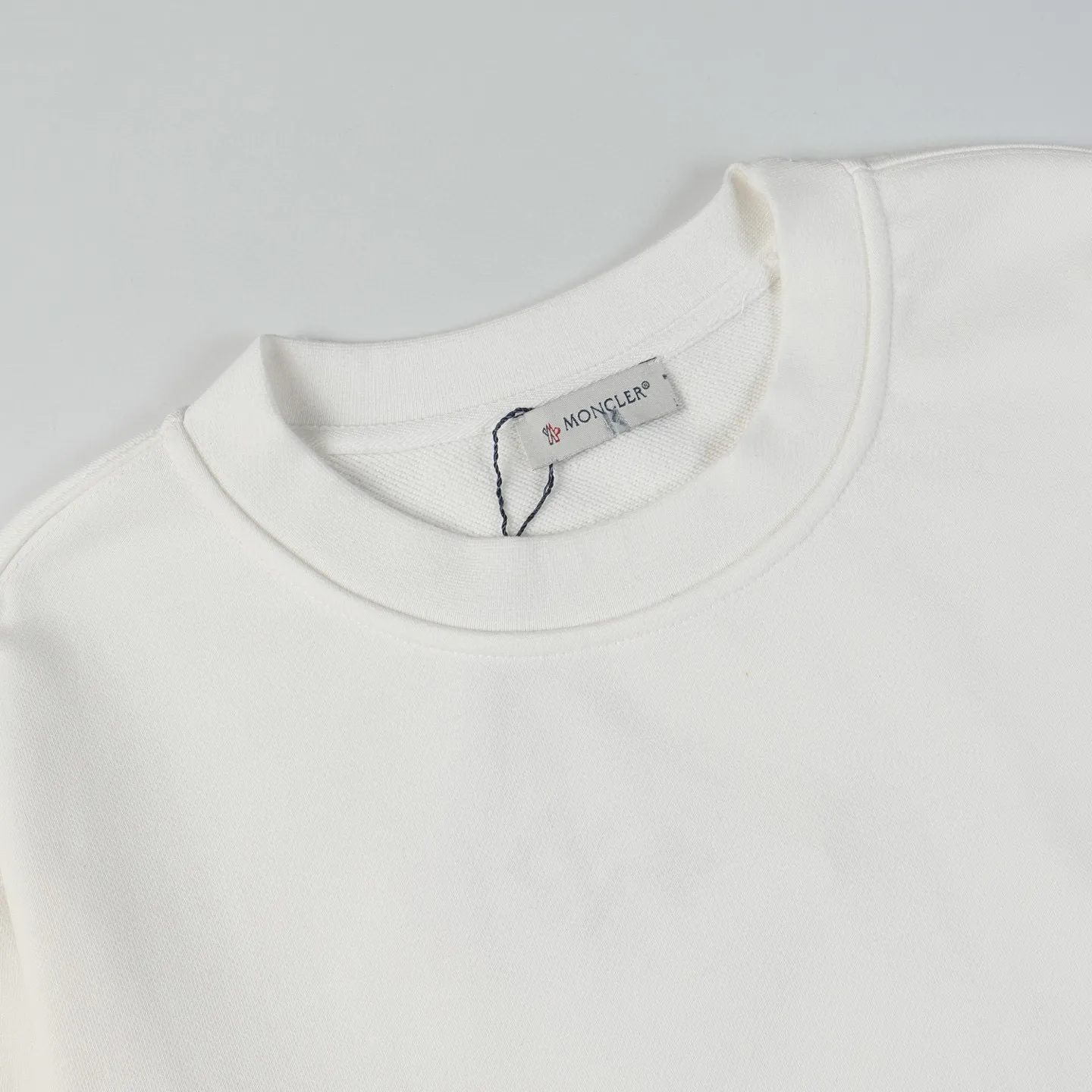 P194 Style No.: 850 〈MONCLER〉Basic Meng Mouth Round Neck Sweatshirt. The price of Meng Mouth Sweatshirt is actually quite advantageous. Those who have been to the counters should know that the price of Meng Mouth sweatshirt is not much cheaper than Gucci Burberry. It is just relatively low-key and unwilling to hype. It is a picture that you want to buy or not. It has an arrogant existence... ✅460g 100% pure cotton wool fabric OS version is too large ✅Combined with the original high weight double yarn thread ✅Correct three-needle and five-thread craftsmanship chain edge Color: Black White Royal Blue Sky Blue Size S M L
