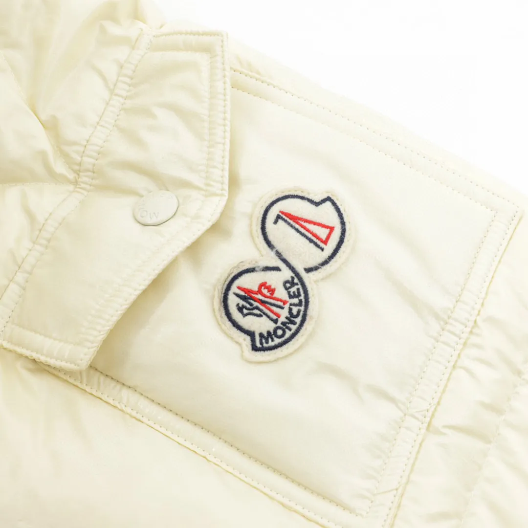 P780 Moncler/Moncler 70th Anniversary Limited Edition Short Down Jacket (filled with 90% large white duck down) Non-commercial version, undoubtedly the top version, ceiling level 𝗠𝗼𝗻𝗰1𝗲𝗿｜Moncler Maya 70th Anniversary Limited Edition/Short Down Jacket Description: 𝗠𝗼𝗻𝗰𝗲𝗿 Maya down jacket is specially reinterpreted to celebrate the 70th anniversary of 𝗠𝗼𝗻𝗰𝗲𝗿, with new colors reviving the iconic silhouette. A classic example of the brand's DNA, it's made from shiny lacquered nylon and embellished with signature rectangular quilting. A classic cropped design that transcends seasons and styles, it features a statement silhouette, removable hood and adjustable hem. The sleeves are decorated with the brand's signature classic patch pockets and a patchwork logo designed to celebrate the 70th anniversary.  Top quality, filled with 90% standard large white duck down, high-end quality one-to-one customized hardware, specific fabrics, specific black lacquered fabrics!  Style number: A92# Color: black white gray green Size: 1-5