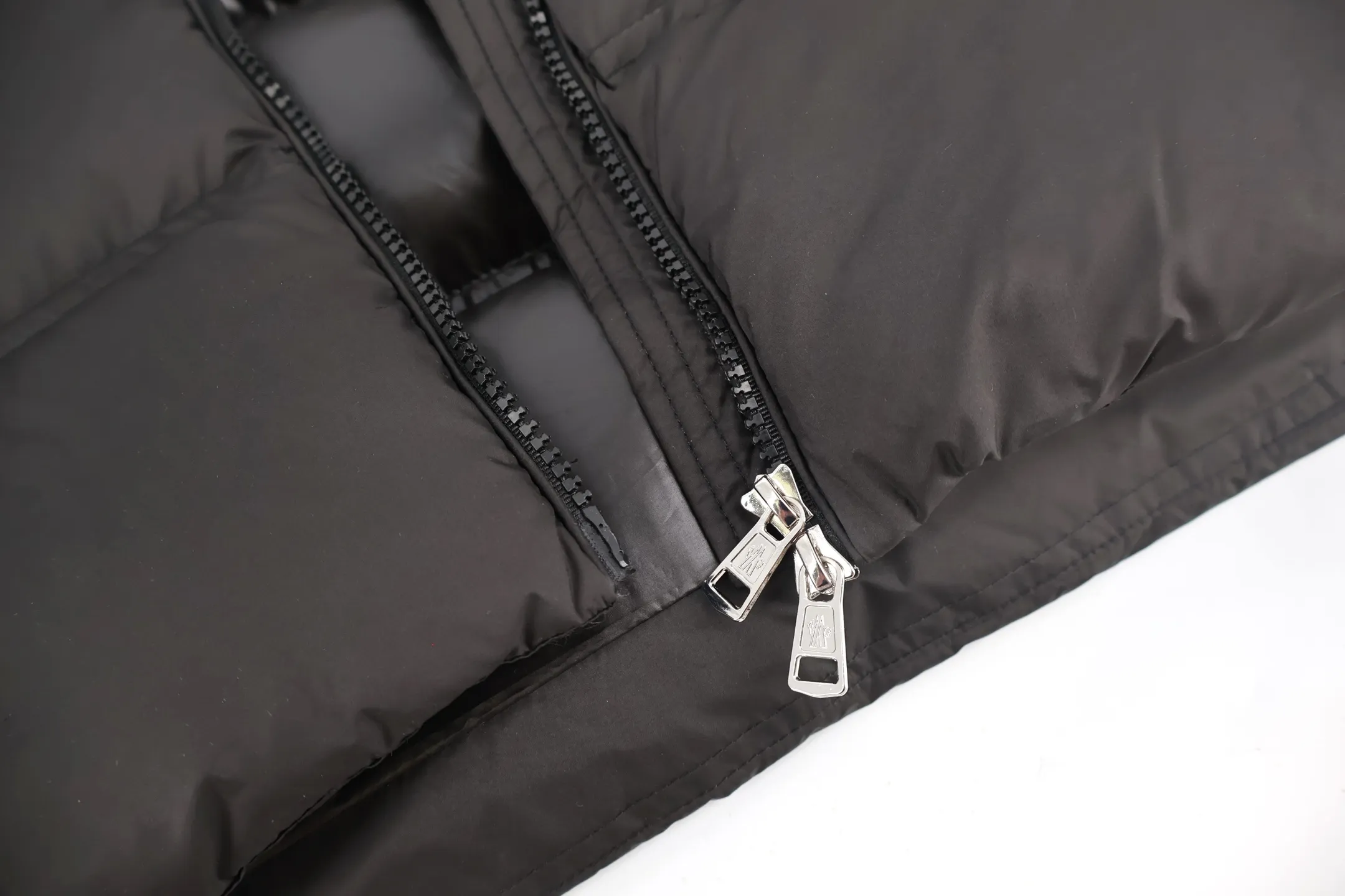 P1170 Moncler three-color web down jacket (black) is made of customized lightweight waterproof breathable 100% polyester fabric. Filled with RDS-certified 90% high-loft white duck down, the filling volume is about 400G, and the fill power is as high as 800+ 5A standard warmth level! The logo is made using Tajima three-dimensional embroidery technology and imported German machine anti-velvet needles, with extremely high precision. Custom-woven three-color ribbon, wide-width color matching and perfect details. The entire set of excipients is independently developed, and every small detail is perfectly presented. Size:1-2-3-4-5