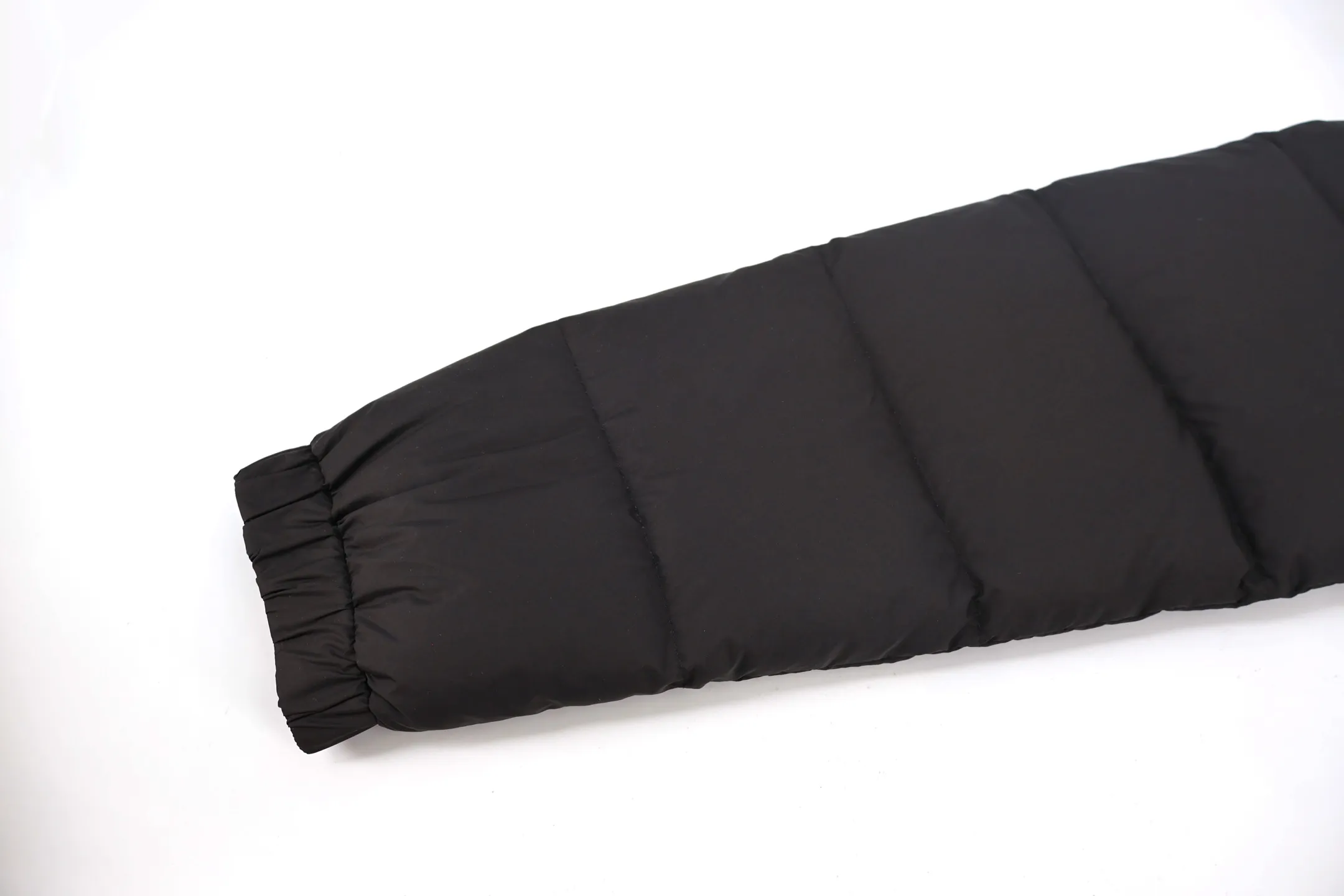 P1170 Moncler three-color web down jacket (black) is made of customized lightweight waterproof breathable 100% polyester fabric. Filled with RDS-certified 90% high-loft white duck down, the filling volume is about 400G, and the fill power is as high as 800+ 5A standard warmth level! The logo is made using Tajima three-dimensional embroidery technology and imported German machine anti-velvet needles, with extremely high precision. Custom-woven three-color ribbon, wide-width color matching and perfect details. The entire set of excipients is independently developed, and every small detail is perfectly presented. Size:1-2-3-4-5
