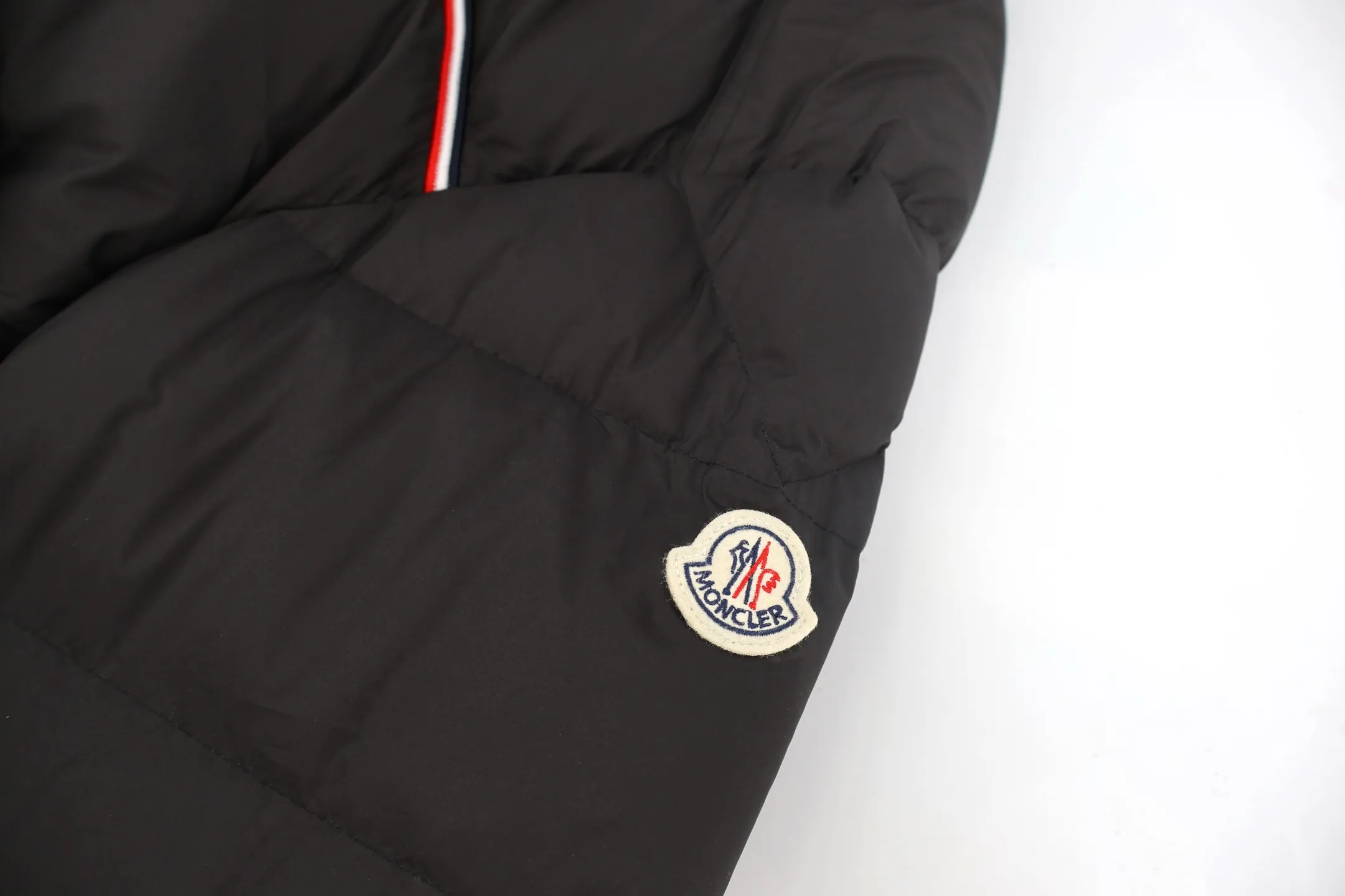 P1170 Moncler three-color web down jacket (black) is made of customized lightweight waterproof breathable 100% polyester fabric. Filled with RDS-certified 90% high-loft white duck down, the filling volume is about 400G, and the fill power is as high as 800+ 5A standard warmth level! The logo is made using Tajima three-dimensional embroidery technology and imported German machine anti-velvet needles, with extremely high precision. Custom-woven three-color ribbon, wide-width color matching and perfect details. The entire set of excipients is independently developed, and every small detail is perfectly presented. Size:1-2-3-4-5
