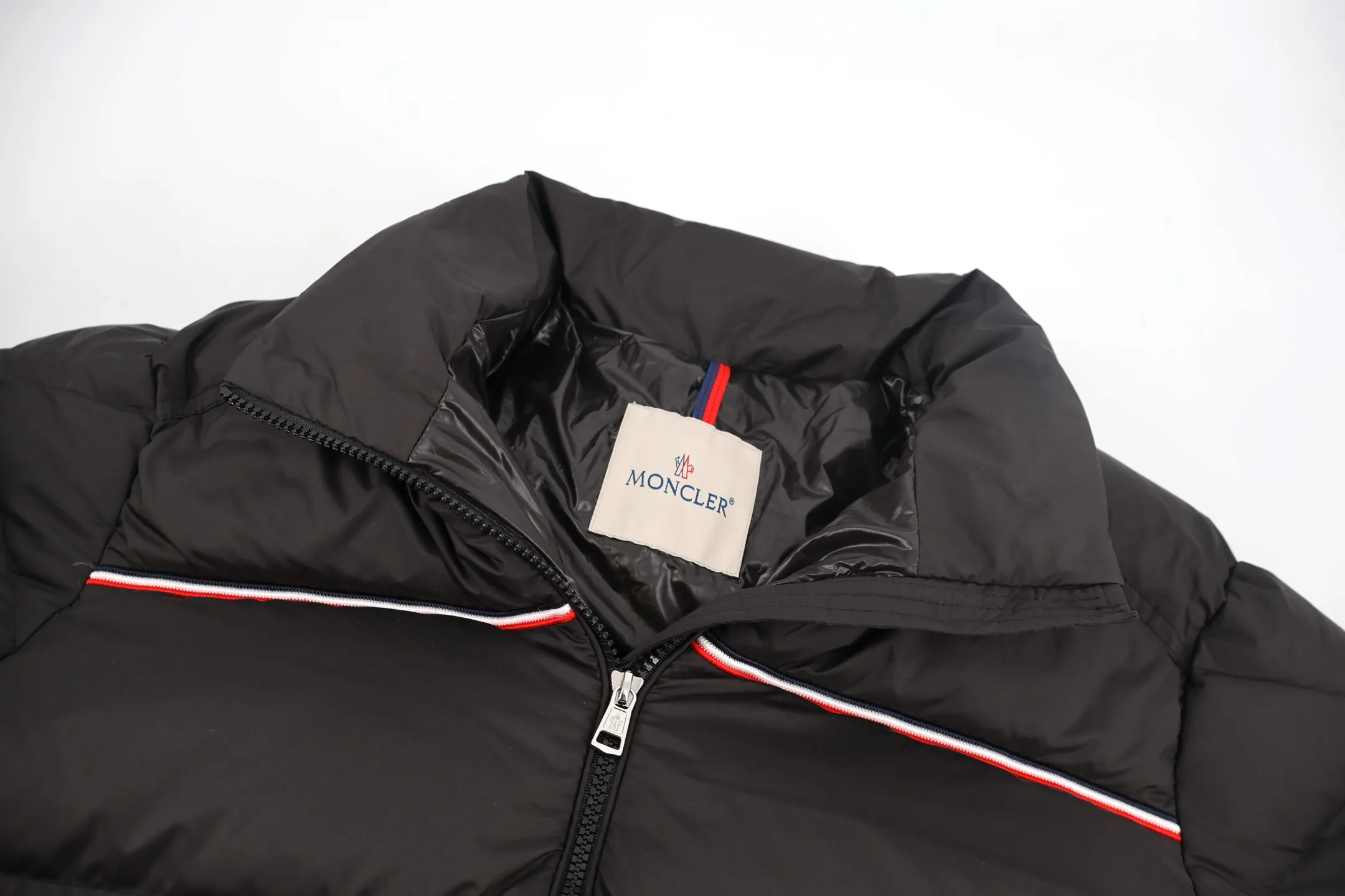 P1170 Moncler three-color web down jacket (black) is made of customized lightweight waterproof breathable 100% polyester fabric. Filled with RDS-certified 90% high-loft white duck down, the filling volume is about 400G, and the fill power is as high as 800+ 5A standard warmth level! The logo is made using Tajima three-dimensional embroidery technology and imported German machine anti-velvet needles, with extremely high precision. Custom-woven three-color ribbon, wide-width color matching and perfect details. The entire set of excipients is independently developed, and every small detail is perfectly presented. Size:1-2-3-4-5