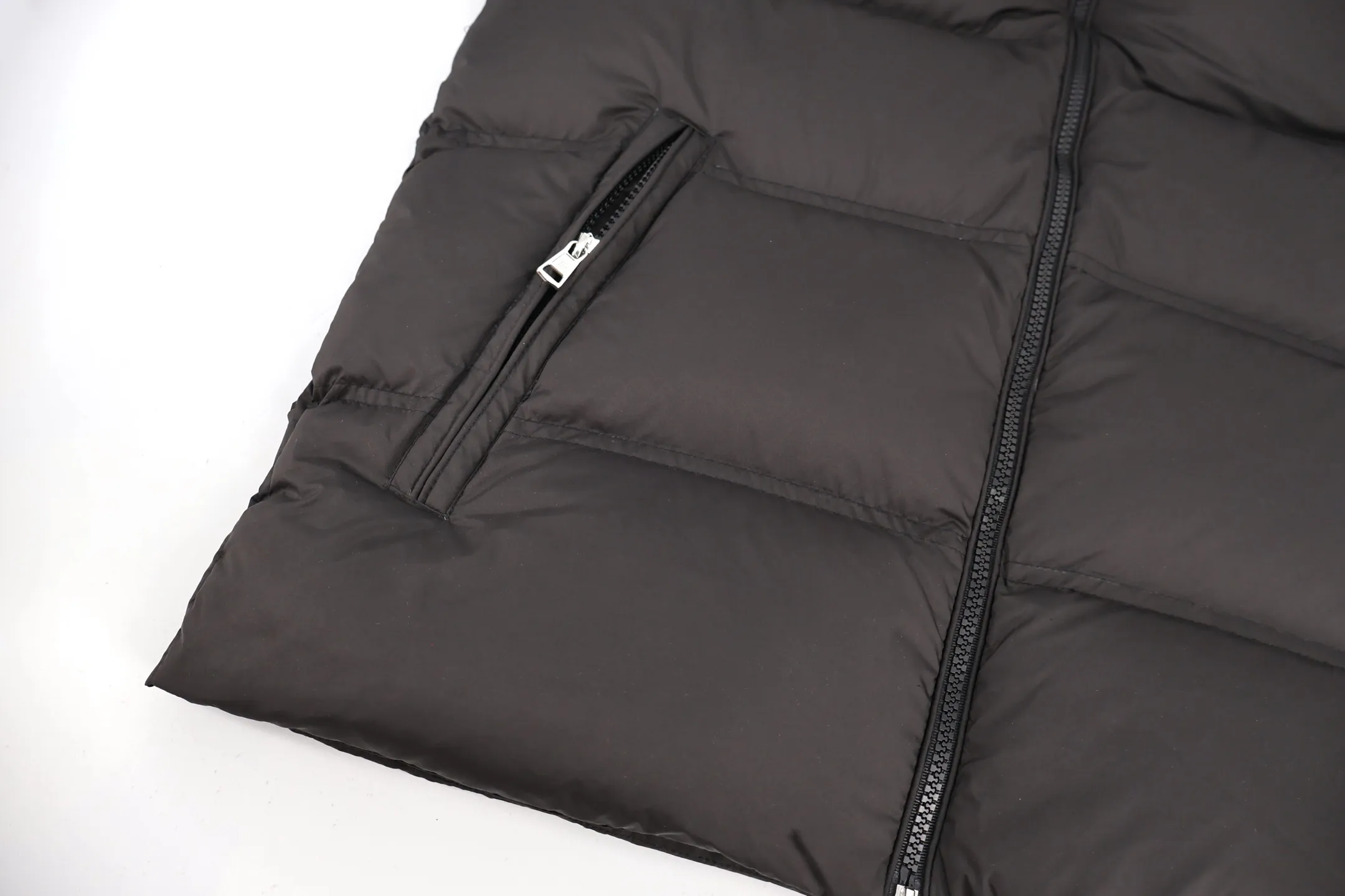 P1170 Moncler three-color web down jacket (black) is made of customized lightweight waterproof breathable 100% polyester fabric. Filled with RDS-certified 90% high-loft white duck down, the filling volume is about 400G, and the fill power is as high as 800+ 5A standard warmth level! The logo is made using Tajima three-dimensional embroidery technology and imported German machine anti-velvet needles, with extremely high precision. Custom-woven three-color ribbon, wide-width color matching and perfect details. The entire set of excipients is independently developed, and every small detail is perfectly presented. Size:1-2-3-4-5