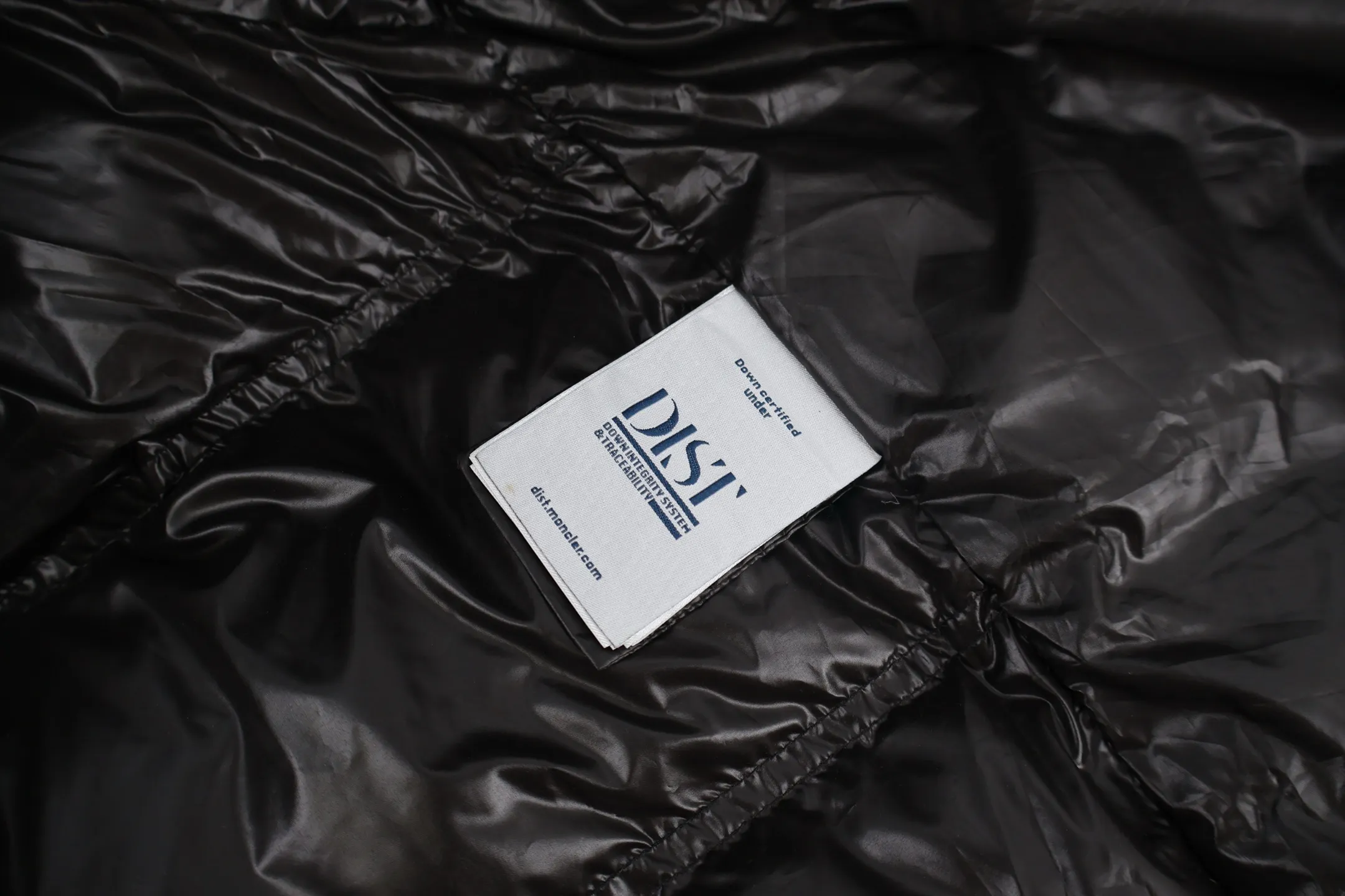 P1170 Moncler three-color web down jacket (black) is made of customized lightweight waterproof breathable 100% polyester fabric. Filled with RDS-certified 90% high-loft white duck down, the filling volume is about 400G, and the fill power is as high as 800+ 5A standard warmth level! The logo is made using Tajima three-dimensional embroidery technology and imported German machine anti-velvet needles, with extremely high precision. Custom-woven three-color ribbon, wide-width color matching and perfect details. The entire set of excipients is independently developed, and every small detail is perfectly presented. Size:1-2-3-4-5