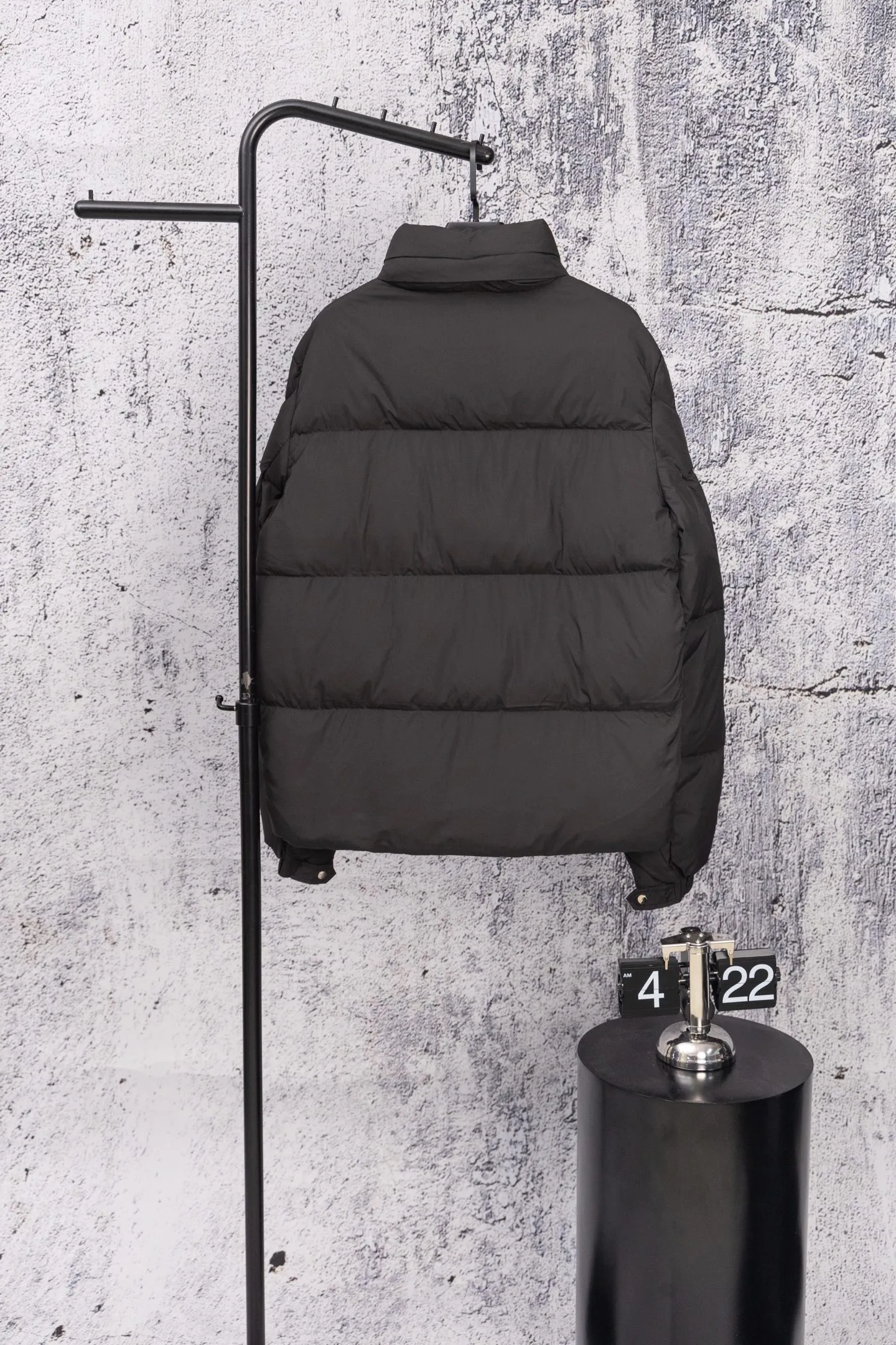 P560 Moncler New Besbre Zipper Stand Collar Down Jacket A new fashionable stand collar down jacket for autumn and winter. The overall design is simple and beautiful. It is also very versatile and suitable for any occasion. Paired with a sweatshirt inside, it is fashionable, age-reducing and warm. The body is decorated with leather zipper design pockets, which is fashionable and high-end. The sleeve arms are embellished with the brand's iconic logo, which not only highlights the brand's charm, but also has a high degree of recognition. The luxurious and low-key design is simply great! Powerful functionality brings warmth to the cold winter. It is windproof and waterproof. With 90% velvet content, it can keep you warm even on sub-zero nights. Size: M-XXL