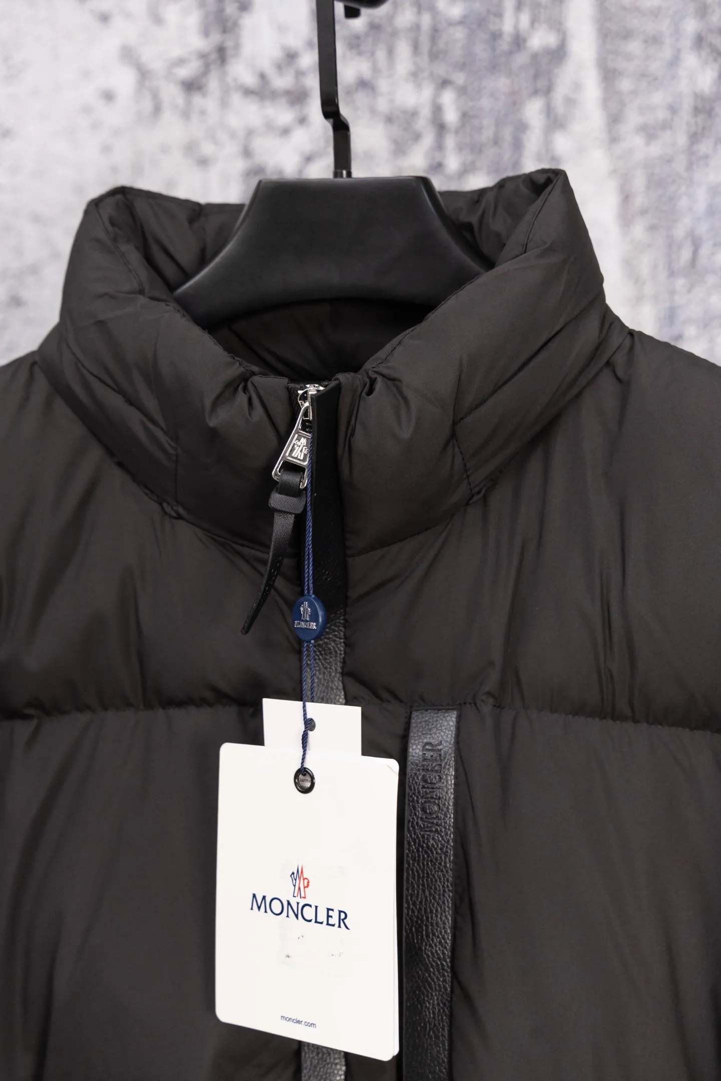 P560 Moncler New Besbre Zipper Stand Collar Down Jacket A new fashionable stand collar down jacket for autumn and winter. The overall design is simple and beautiful. It is also very versatile and suitable for any occasion. Paired with a sweatshirt inside, it is fashionable, age-reducing and warm. The body is decorated with leather zipper design pockets, which is fashionable and high-end. The sleeve arms are embellished with the brand's iconic logo, which not only highlights the brand's charm, but also has a high degree of recognition. The luxurious and low-key design is simply great! Powerful functionality brings warmth to the cold winter. It is windproof and waterproof. With 90% velvet content, it can keep you warm even on sub-zero nights. Size: M-XXL
