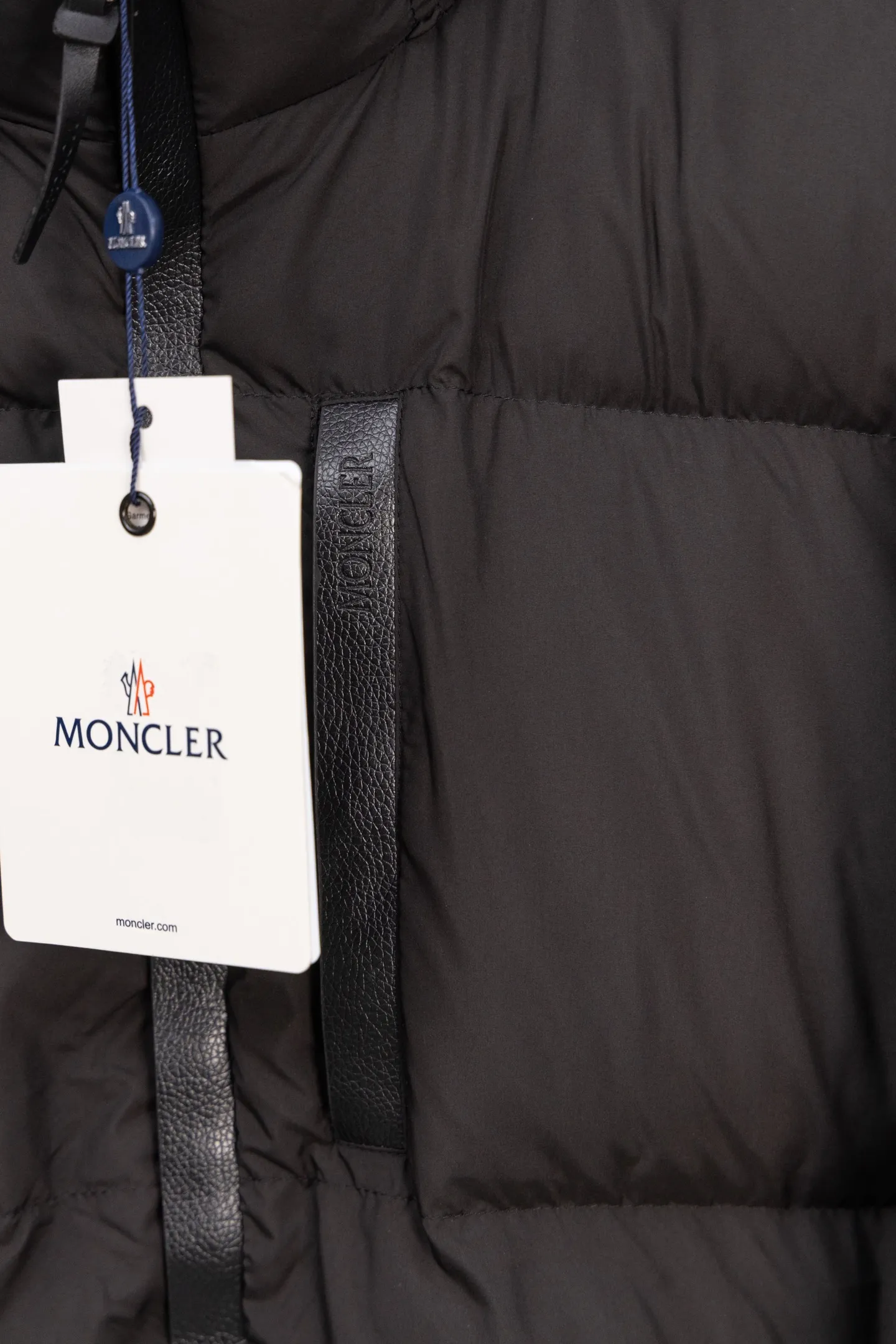 P560 Moncler New Besbre Zipper Stand Collar Down Jacket A new fashionable stand collar down jacket for autumn and winter. The overall design is simple and beautiful. It is also very versatile and suitable for any occasion. Paired with a sweatshirt inside, it is fashionable, age-reducing and warm. The body is decorated with leather zipper design pockets, which is fashionable and high-end. The sleeve arms are embellished with the brand's iconic logo, which not only highlights the brand's charm, but also has a high degree of recognition. The luxurious and low-key design is simply great! Powerful functionality brings warmth to the cold winter. It is windproof and waterproof. With 90% velvet content, it can keep you warm even on sub-zero nights. Size: M-XXL