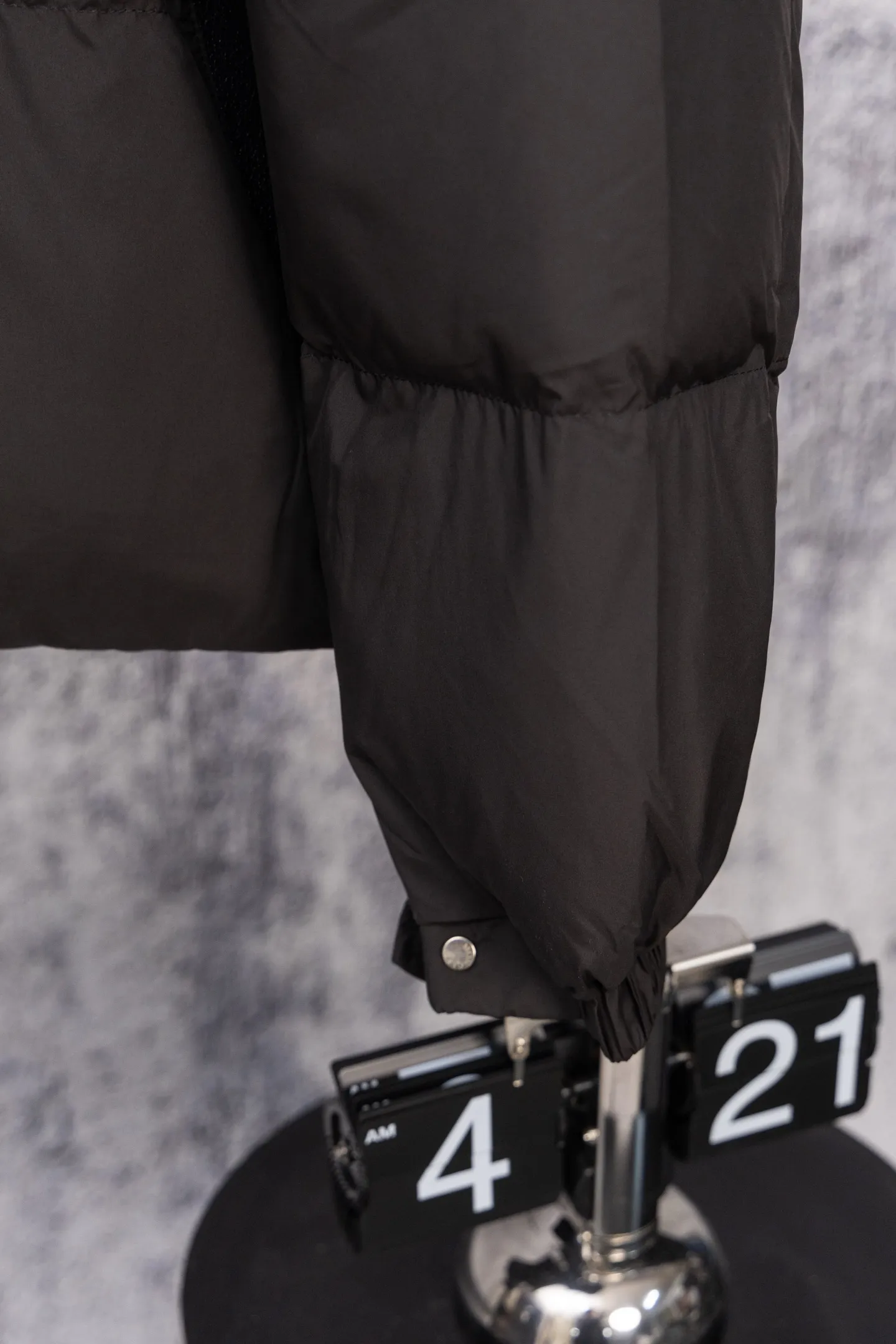 P560 Moncler New Besbre Zipper Stand Collar Down Jacket A new fashionable stand collar down jacket for autumn and winter. The overall design is simple and beautiful. It is also very versatile and suitable for any occasion. Paired with a sweatshirt inside, it is fashionable, age-reducing and warm. The body is decorated with leather zipper design pockets, which is fashionable and high-end. The sleeve arms are embellished with the brand's iconic logo, which not only highlights the brand's charm, but also has a high degree of recognition. The luxurious and low-key design is simply great! Powerful functionality brings warmth to the cold winter. It is windproof and waterproof. With 90% velvet content, it can keep you warm even on sub-zero nights. Size: M-XXL