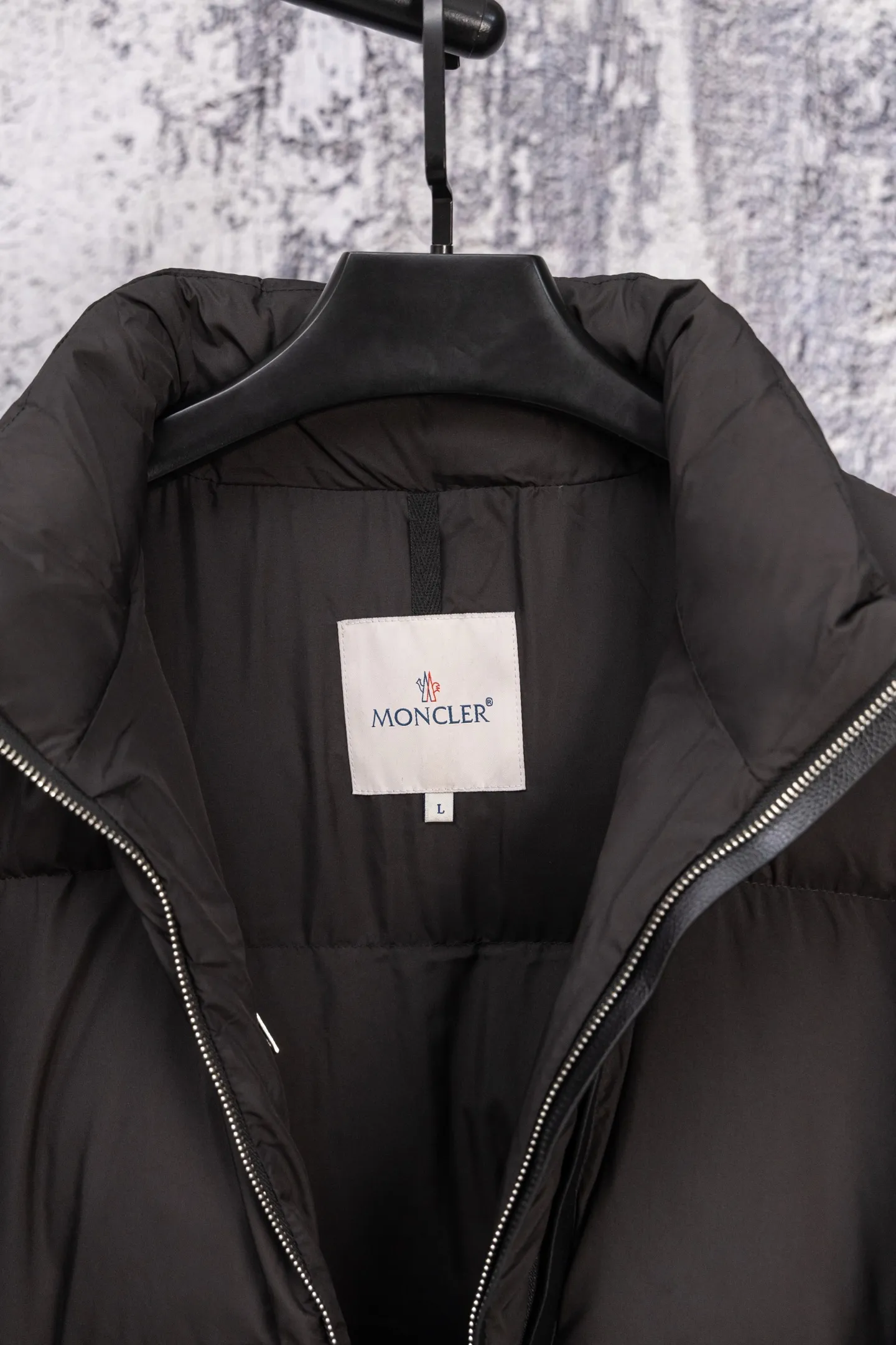 P560 Moncler New Besbre Zipper Stand Collar Down Jacket A new fashionable stand collar down jacket for autumn and winter. The overall design is simple and beautiful. It is also very versatile and suitable for any occasion. Paired with a sweatshirt inside, it is fashionable, age-reducing and warm. The body is decorated with leather zipper design pockets, which is fashionable and high-end. The sleeve arms are embellished with the brand's iconic logo, which not only highlights the brand's charm, but also has a high degree of recognition. The luxurious and low-key design is simply great! Powerful functionality brings warmth to the cold winter. It is windproof and waterproof. With 90% velvet content, it can keep you warm even on sub-zero nights. Size: M-XXL