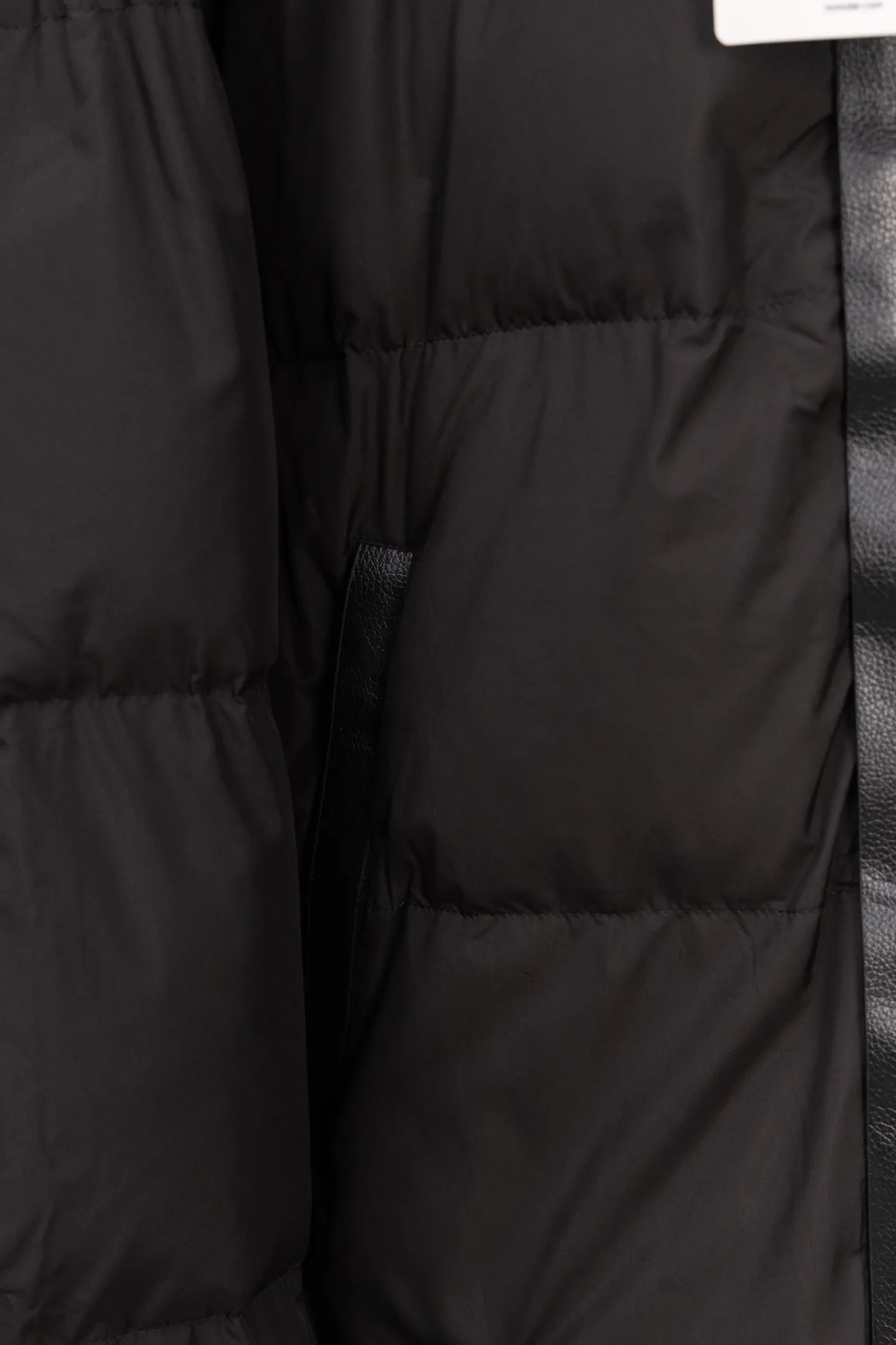 P560 Moncler New Besbre Zipper Stand Collar Down Jacket A new fashionable stand collar down jacket for autumn and winter. The overall design is simple and beautiful. It is also very versatile and suitable for any occasion. Paired with a sweatshirt inside, it is fashionable, age-reducing and warm. The body is decorated with leather zipper design pockets, which is fashionable and high-end. The sleeve arms are embellished with the brand's iconic logo, which not only highlights the brand's charm, but also has a high degree of recognition. The luxurious and low-key design is simply great! Powerful functionality brings warmth to the cold winter. It is windproof and waterproof. With 90% velvet content, it can keep you warm even on sub-zero nights. Size: M-XXL