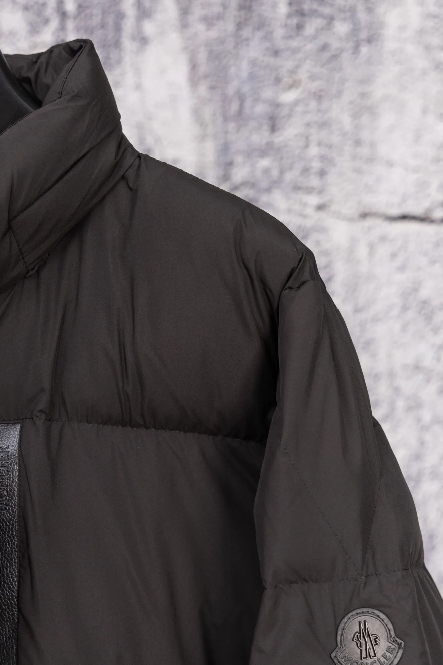 P560 Moncler New Besbre Zipper Stand Collar Down Jacket A new fashionable stand collar down jacket for autumn and winter. The overall design is simple and beautiful. It is also very versatile and suitable for any occasion. Paired with a sweatshirt inside, it is fashionable, age-reducing and warm. The body is decorated with leather zipper design pockets, which is fashionable and high-end. The sleeve arms are embellished with the brand's iconic logo, which not only highlights the brand's charm, but also has a high degree of recognition. The luxurious and low-key design is simply great! Powerful functionality brings warmth to the cold winter. It is windproof and waterproof. With 90% velvet content, it can keep you warm even on sub-zero nights. Size: M-XXL