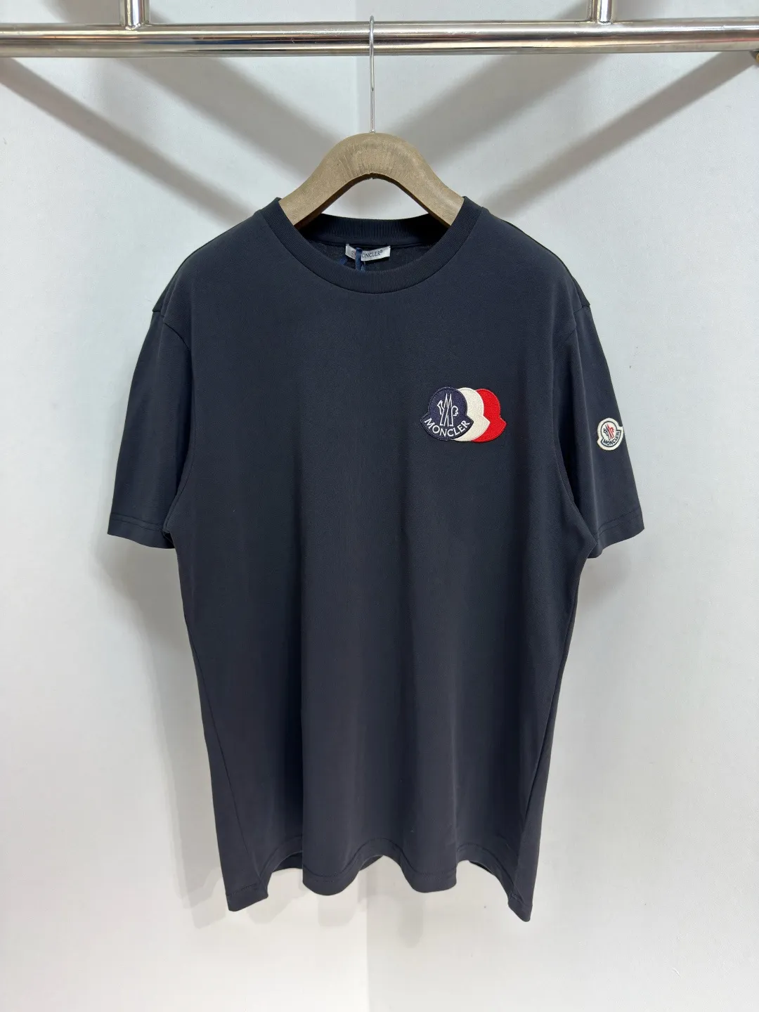 P160 🔥Moncler 26ss short sleeves. Customized cloud-soft plain cotton. Delicate feel. Comfortable and close to the skin. Pure black tone sets a versatile tone. The iconic three-color design badge is embellished on the chest to interpret the visual grammar of modern luxury. The Moncler embroidered logo on the side highlights the brand style. Making the logo become part of the identity is the ultimate pursuit of luxury goods. Size: S M L XLxxl