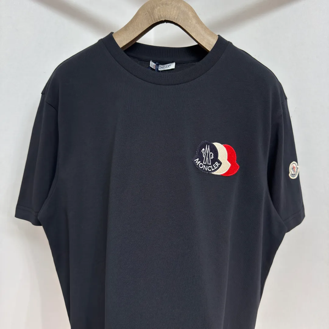 P160 🔥Moncler 26ss short sleeves. Customized cloud-soft plain cotton. Delicate feel. Comfortable and close to the skin. Pure black tone sets a versatile tone. The iconic three-color design badge is embellished on the chest to interpret the visual grammar of modern luxury. The Moncler embroidered logo on the side highlights the brand style. Making the logo become part of the identity is the ultimate pursuit of luxury goods. Size: S M L XLxxl