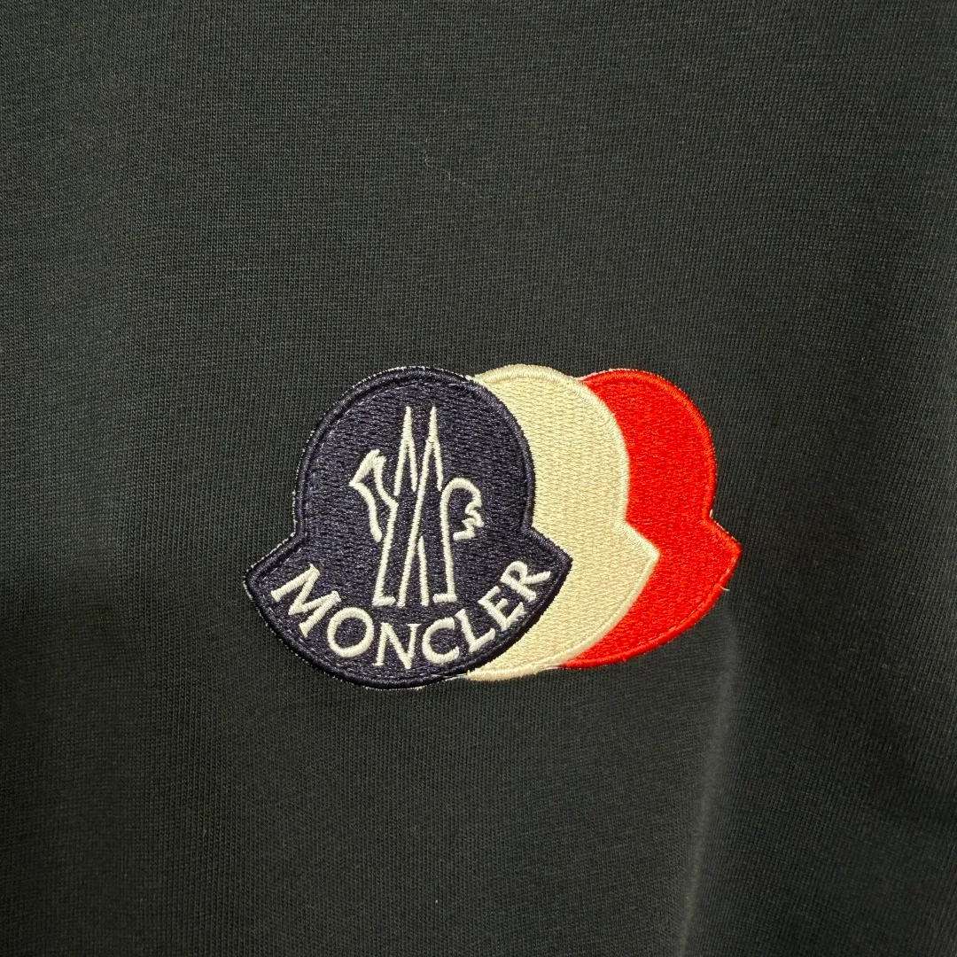 P160 🔥Moncler 26ss short sleeves. Customized cloud-soft plain cotton. Delicate feel. Comfortable and close to the skin. Pure black tone sets a versatile tone. The iconic three-color design badge is embellished on the chest to interpret the visual grammar of modern luxury. The Moncler embroidered logo on the side highlights the brand style. Making the logo become part of the identity is the ultimate pursuit of luxury goods. Size: S M L XLxxl