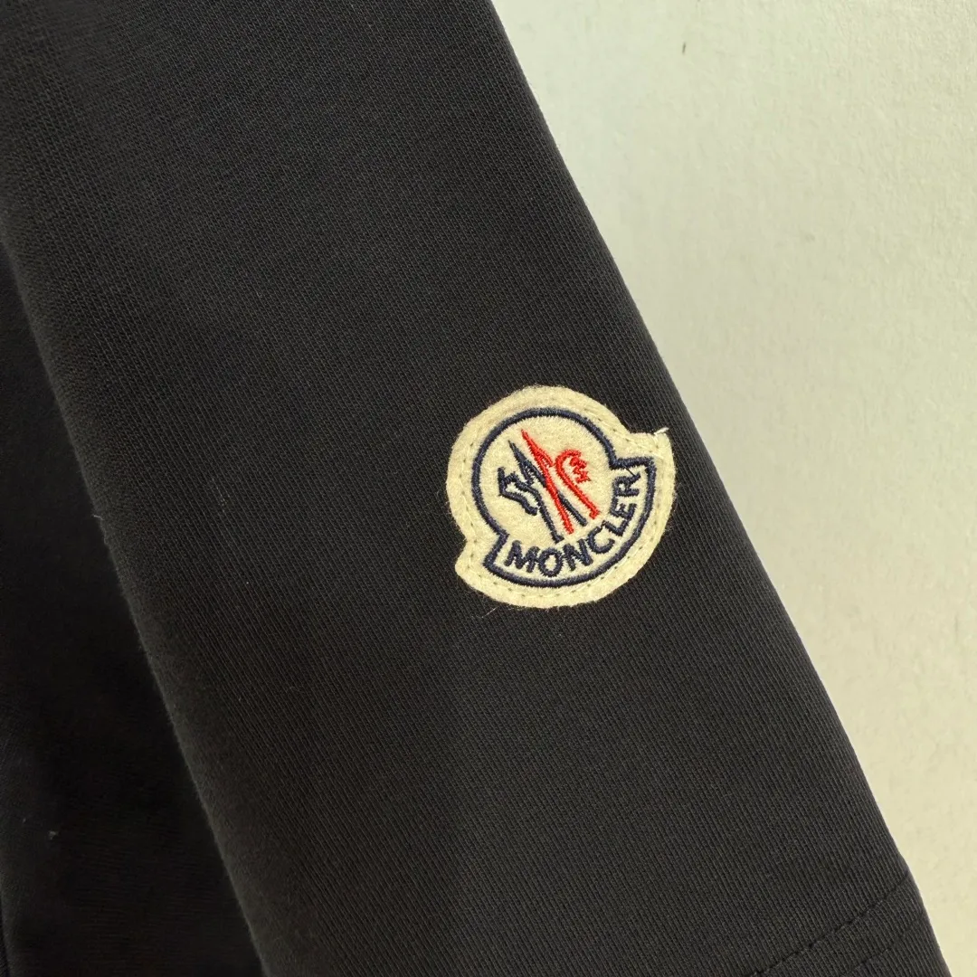 P160 🔥Moncler 26ss short sleeves. Customized cloud-soft plain cotton. Delicate feel. Comfortable and close to the skin. Pure black tone sets a versatile tone. The iconic three-color design badge is embellished on the chest to interpret the visual grammar of modern luxury. The Moncler embroidered logo on the side highlights the brand style. Making the logo become part of the identity is the ultimate pursuit of luxury goods. Size: S M L XLxxl