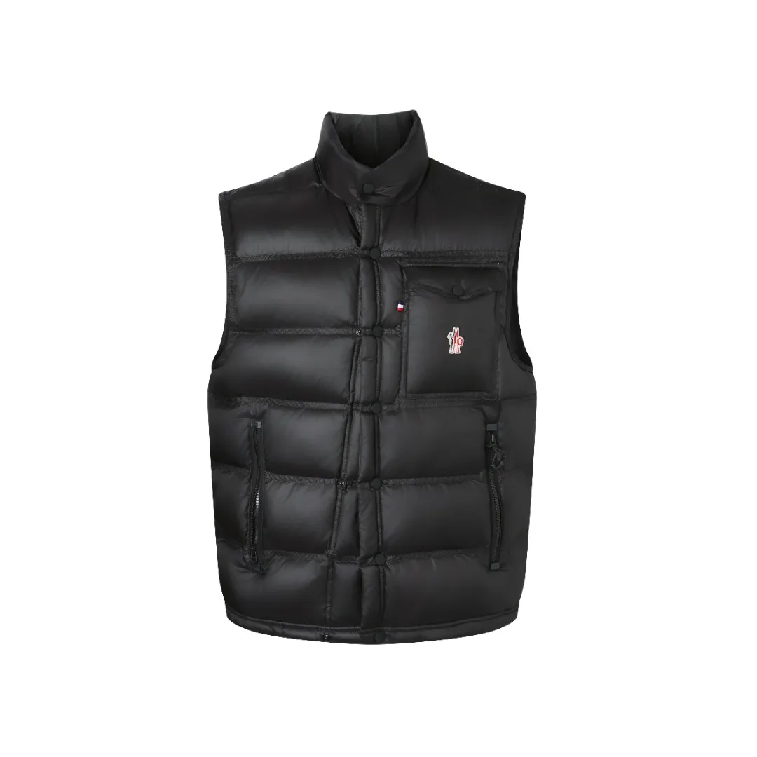 P680 MONCLER down vest with reflective markings Fabric selection: Made of ultra-fine nylon yarn woven in a high-density manner. The number of yarns per unit area is large, and the gaps between the yarns are very small, which can effectively block the penetration of cold wind. The fine weave keeps it lightweight and soft to the touch, physically restricting the lightweight down fibers from slipping through the gaps. Nylon fiber itself has good wear resistance and is not easy to snag, which significantly extends its service life and can easily cope with the needs of multiple scenarios.  Lining selection: The lining is made of 100% polyester fiber high-density weaving. The thickness of 0.08mm avoids increasing the overall weight and makes it smooth to wear. The high-density weaving structure forms a wind resistance layer to protect the thermal efficiency of the thermal insulation layer from loss. At the same time, it can withstand the expansion pressure of down and prevent deformation and damage after long-term use.  High-quality filling: 90 white duck down is selected, with a weight of 130g, ensuring excellent thermal insulation performance. After strict screening and processing, the velvet is not easy to get drilled, ensuring durability.  Process: Through the reflective cloth punching process, the logo is regularly arranged on the triangular reflective mark with dozens of small holes, which not only improves the functionality, but also strengthens the recognition and aesthetics.   Accessories: One-to-one customized snap buttons, one-to-one customized zipper pullers, one-to-one customized badges, one-to-one customized elastic buckles, etc. SIZE: 1 2 3 4