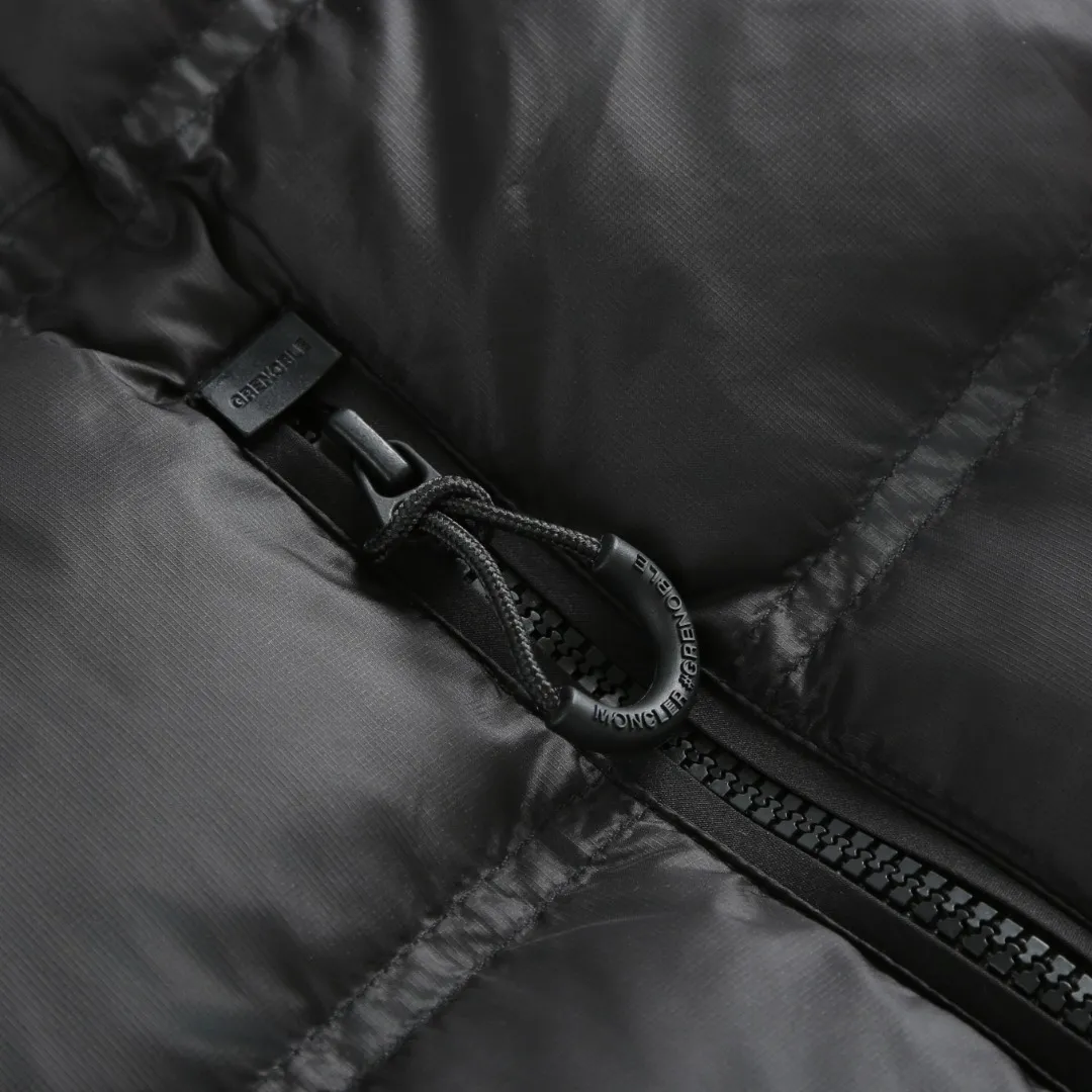 P680 MONCLER down vest with reflective markings Fabric selection: Made of ultra-fine nylon yarn woven in a high-density manner. The number of yarns per unit area is large, and the gaps between the yarns are very small, which can effectively block the penetration of cold wind. The fine weave keeps it lightweight and soft to the touch, physically restricting the lightweight down fibers from slipping through the gaps. Nylon fiber itself has good wear resistance and is not easy to snag, which significantly extends its service life and can easily cope with the needs of multiple scenarios.  Lining selection: The lining is made of 100% polyester fiber high-density weaving. The thickness of 0.08mm avoids increasing the overall weight and makes it smooth to wear. The high-density weaving structure forms a wind resistance layer to protect the thermal efficiency of the thermal insulation layer from loss. At the same time, it can withstand the expansion pressure of down and prevent deformation and damage after long-term use.  High-quality filling: 90 white duck down is selected, with a weight of 130g, ensuring excellent thermal insulation performance. After strict screening and processing, the velvet is not easy to get drilled, ensuring durability.  Process: Through the reflective cloth punching process, the logo is regularly arranged on the triangular reflective mark with dozens of small holes, which not only improves the functionality, but also strengthens the recognition and aesthetics.   Accessories: One-to-one customized snap buttons, one-to-one customized zipper pullers, one-to-one customized badges, one-to-one customized elastic buckles, etc. SIZE: 1 2 3 4