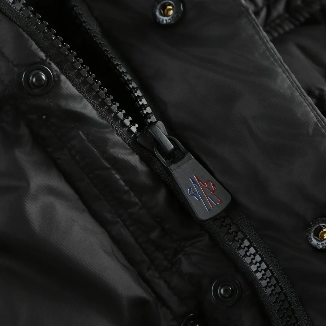 P680 MONCLER down vest with reflective markings Fabric selection: Made of ultra-fine nylon yarn woven in a high-density manner. The number of yarns per unit area is large, and the gaps between the yarns are very small, which can effectively block the penetration of cold wind. The fine weave keeps it lightweight and soft to the touch, physically restricting the lightweight down fibers from slipping through the gaps. Nylon fiber itself has good wear resistance and is not easy to snag, which significantly extends its service life and can easily cope with the needs of multiple scenarios.  Lining selection: The lining is made of 100% polyester fiber high-density weaving. The thickness of 0.08mm avoids increasing the overall weight and makes it smooth to wear. The high-density weaving structure forms a wind resistance layer to protect the thermal efficiency of the thermal insulation layer from loss. At the same time, it can withstand the expansion pressure of down and prevent deformation and damage after long-term use.  High-quality filling: 90 white duck down is selected, with a weight of 130g, ensuring excellent thermal insulation performance. After strict screening and processing, the velvet is not easy to get drilled, ensuring durability.  Process: Through the reflective cloth punching process, the logo is regularly arranged on the triangular reflective mark with dozens of small holes, which not only improves the functionality, but also strengthens the recognition and aesthetics.   Accessories: One-to-one customized snap buttons, one-to-one customized zipper pullers, one-to-one customized badges, one-to-one customized elastic buckles, etc. SIZE: 1 2 3 4