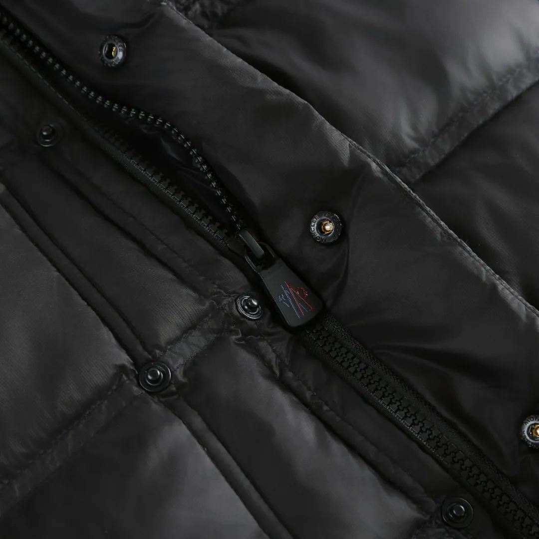 P680 MONCLER down vest with reflective markings Fabric selection: Made of ultra-fine nylon yarn woven in a high-density manner. The number of yarns per unit area is large, and the gaps between the yarns are very small, which can effectively block the penetration of cold wind. The fine weave keeps it lightweight and soft to the touch, physically restricting the lightweight down fibers from slipping through the gaps. Nylon fiber itself has good wear resistance and is not easy to snag, which significantly extends its service life and can easily cope with the needs of multiple scenarios.  Lining selection: The lining is made of 100% polyester fiber high-density weaving. The thickness of 0.08mm avoids increasing the overall weight and makes it smooth to wear. The high-density weaving structure forms a wind resistance layer to protect the thermal efficiency of the thermal insulation layer from loss. At the same time, it can withstand the expansion pressure of down and prevent deformation and damage after long-term use.  High-quality filling: 90 white duck down is selected, with a weight of 130g, ensuring excellent thermal insulation performance. After strict screening and processing, the velvet is not easy to get drilled, ensuring durability.  Process: Through the reflective cloth punching process, the logo is regularly arranged on the triangular reflective mark with dozens of small holes, which not only improves the functionality, but also strengthens the recognition and aesthetics.   Accessories: One-to-one customized snap buttons, one-to-one customized zipper pullers, one-to-one customized badges, one-to-one customized elastic buckles, etc. SIZE: 1 2 3 4