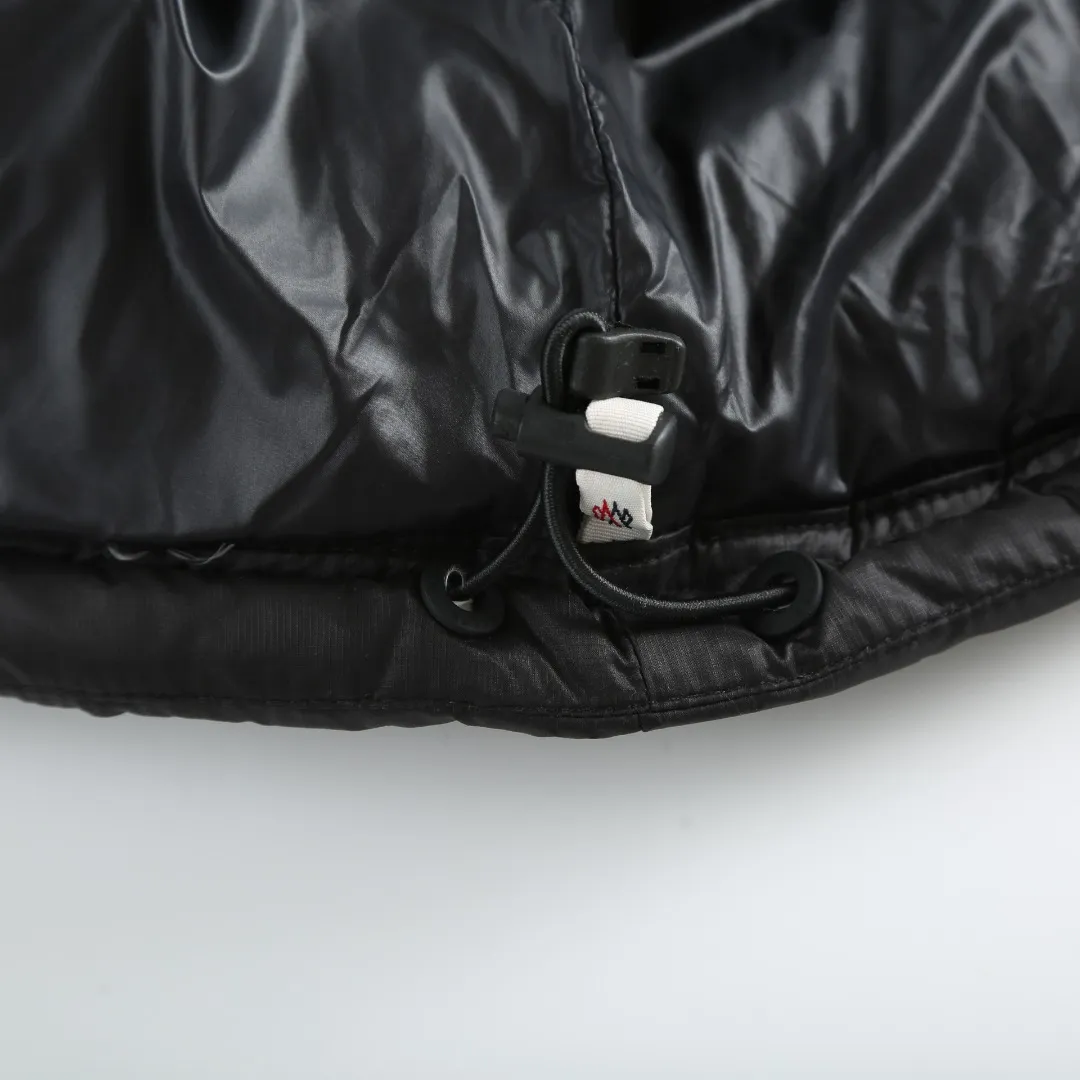 P680 MONCLER down vest with reflective markings Fabric selection: Made of ultra-fine nylon yarn woven in a high-density manner. The number of yarns per unit area is large, and the gaps between the yarns are very small, which can effectively block the penetration of cold wind. The fine weave keeps it lightweight and soft to the touch, physically restricting the lightweight down fibers from slipping through the gaps. Nylon fiber itself has good wear resistance and is not easy to snag, which significantly extends its service life and can easily cope with the needs of multiple scenarios.  Lining selection: The lining is made of 100% polyester fiber high-density weaving. The thickness of 0.08mm avoids increasing the overall weight and makes it smooth to wear. The high-density weaving structure forms a wind resistance layer to protect the thermal efficiency of the thermal insulation layer from loss. At the same time, it can withstand the expansion pressure of down and prevent deformation and damage after long-term use.  High-quality filling: 90 white duck down is selected, with a weight of 130g, ensuring excellent thermal insulation performance. After strict screening and processing, the velvet is not easy to get drilled, ensuring durability.  Process: Through the reflective cloth punching process, the logo is regularly arranged on the triangular reflective mark with dozens of small holes, which not only improves the functionality, but also strengthens the recognition and aesthetics.   Accessories: One-to-one customized snap buttons, one-to-one customized zipper pullers, one-to-one customized badges, one-to-one customized elastic buckles, etc. SIZE: 1 2 3 4