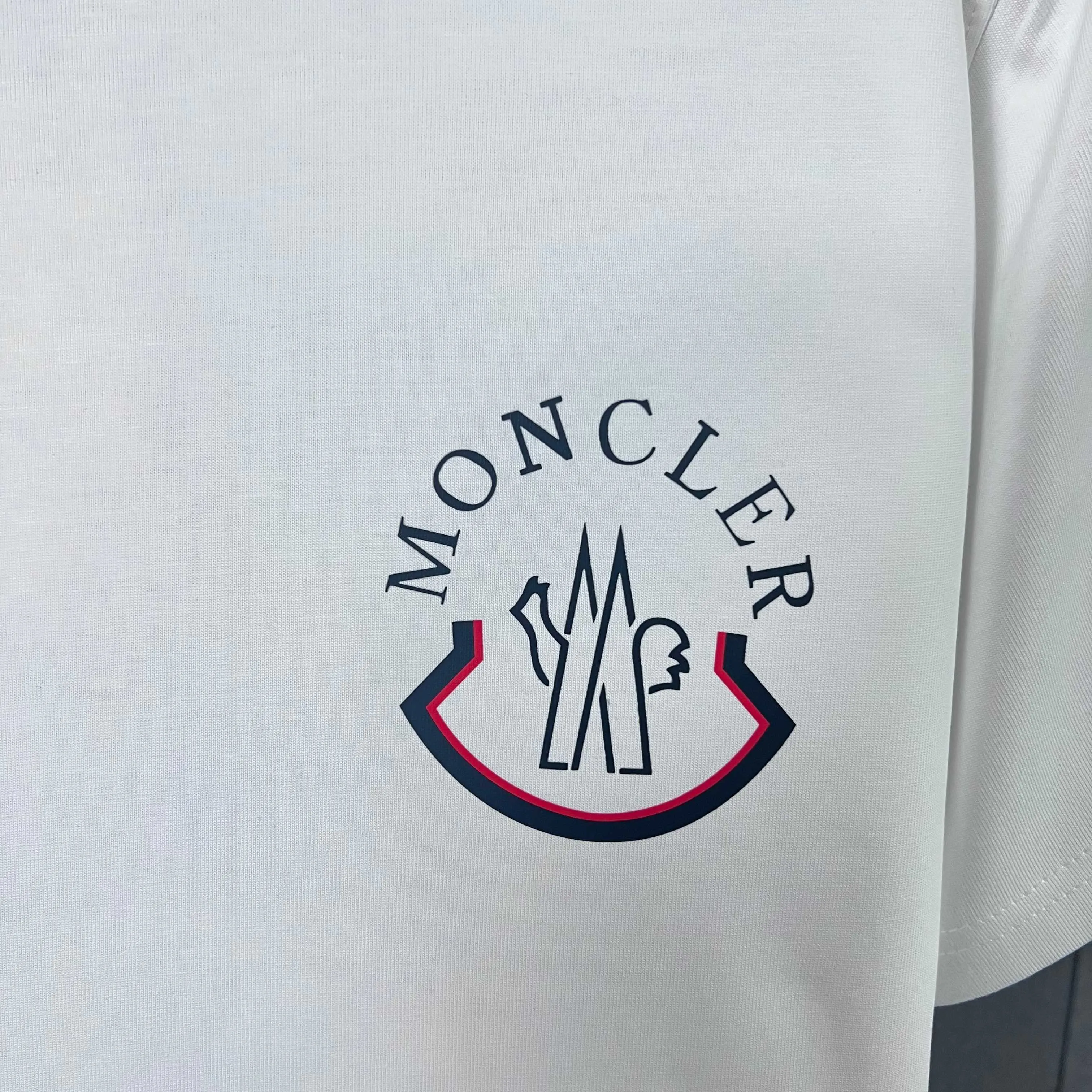 P150 MONCLER/Muzzled 300g pure cotton round neck short-sleeved T-shirt Brand classic Three-dimensional offset letter LOGO embossing process 2025ss official synchronization High version High quality Fashion personality Versatile trend Pure original quality Original fabric Hang tag Collar label Washed wheat Complete three standards Color: Black. White. Size: S M L XL XXL