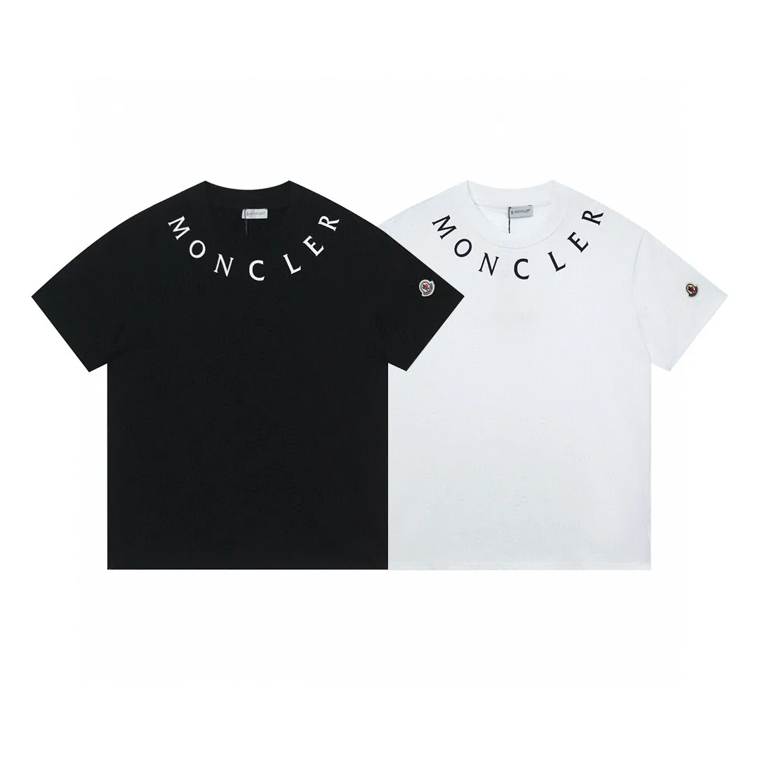 P134 Style No.: 847 〈MONCLER〉The price of the MONCLER is actually quite advantageous. Those who have been to the counters should know that the price of the MONCLER is not much cheaper than Gucci Burberry. It is just relatively low-key and unwilling to hype. It is a picture that you will buy or not. It has an arrogant existence... Exclusively customized 270 grams of 32-count double-yarn smooth cotton. The texture is very soft and comfortable. 100% top-grade fabrics that are different from the market (no shrinkage, no deformation, no pilling) Matched with 320g 1*1 thread (fabric threads are dyed in the same vat, no color difference, threads are not easy to deform) Color: Black White Size: S-XL