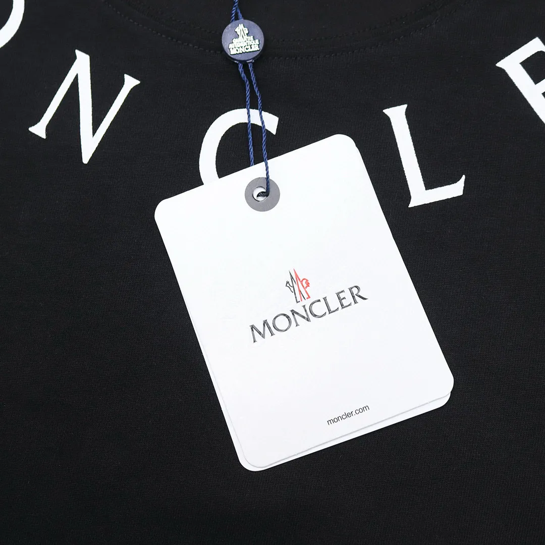 P134 Style No.: 847 〈MONCLER〉The price of the MONCLER is actually quite advantageous. Those who have been to the counters should know that the price of the MONCLER is not much cheaper than Gucci Burberry. It is just relatively low-key and unwilling to hype. It is a picture that you will buy or not. It has an arrogant existence... Exclusively customized 270 grams of 32-count double-yarn smooth cotton. The texture is very soft and comfortable. 100% top-grade fabrics that are different from the market (no shrinkage, no deformation, no pilling) Matched with 320g 1*1 thread (fabric threads are dyed in the same vat, no color difference, threads are not easy to deform) Color: Black White Size: S-XL