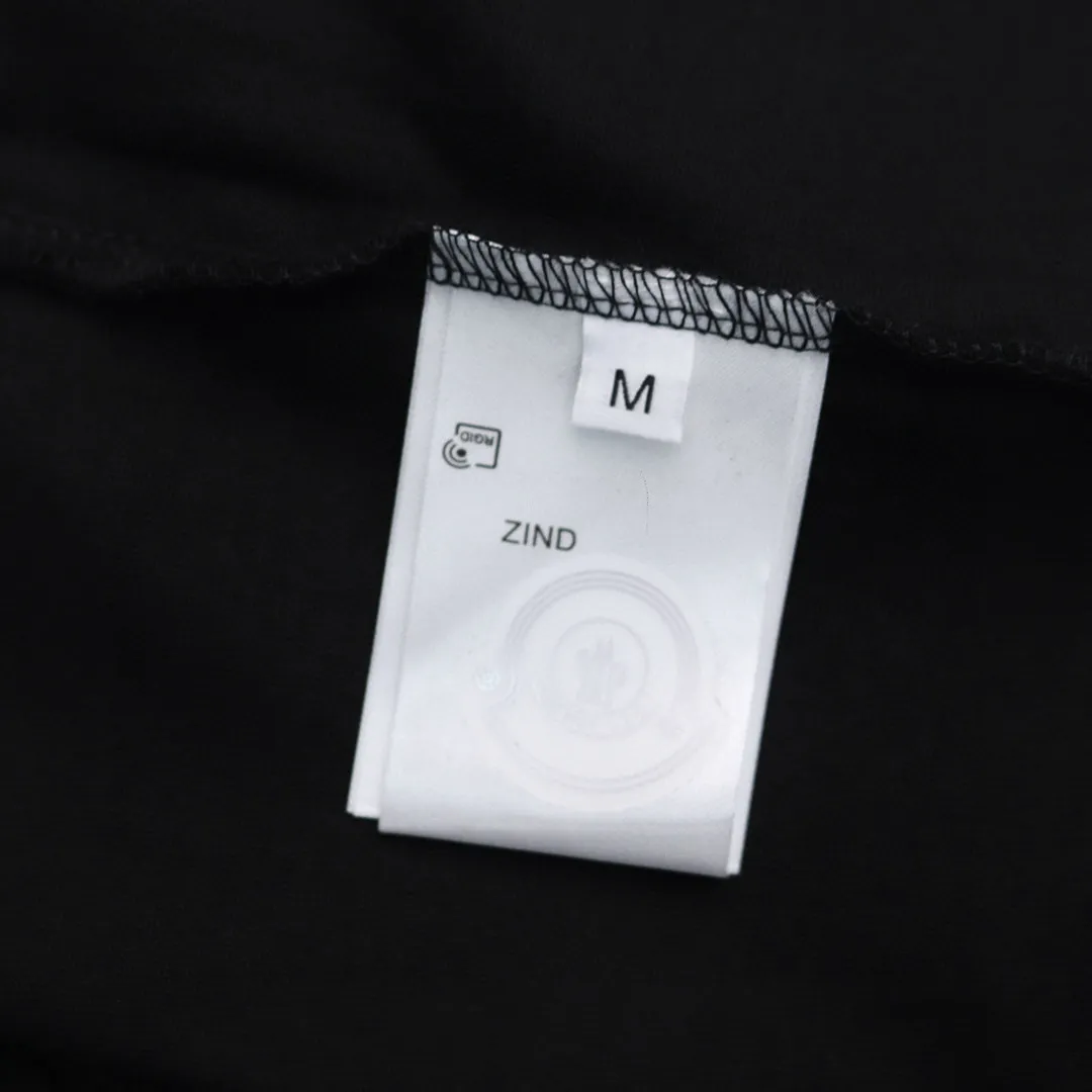P134 Style No.: 847 〈MONCLER〉The price of the MONCLER is actually quite advantageous. Those who have been to the counters should know that the price of the MONCLER is not much cheaper than Gucci Burberry. It is just relatively low-key and unwilling to hype. It is a picture that you will buy or not. It has an arrogant existence... Exclusively customized 270 grams of 32-count double-yarn smooth cotton. The texture is very soft and comfortable. 100% top-grade fabrics that are different from the market (no shrinkage, no deformation, no pilling) Matched with 320g 1*1 thread (fabric threads are dyed in the same vat, no color difference, threads are not easy to deform) Color: Black White Size: S-XL