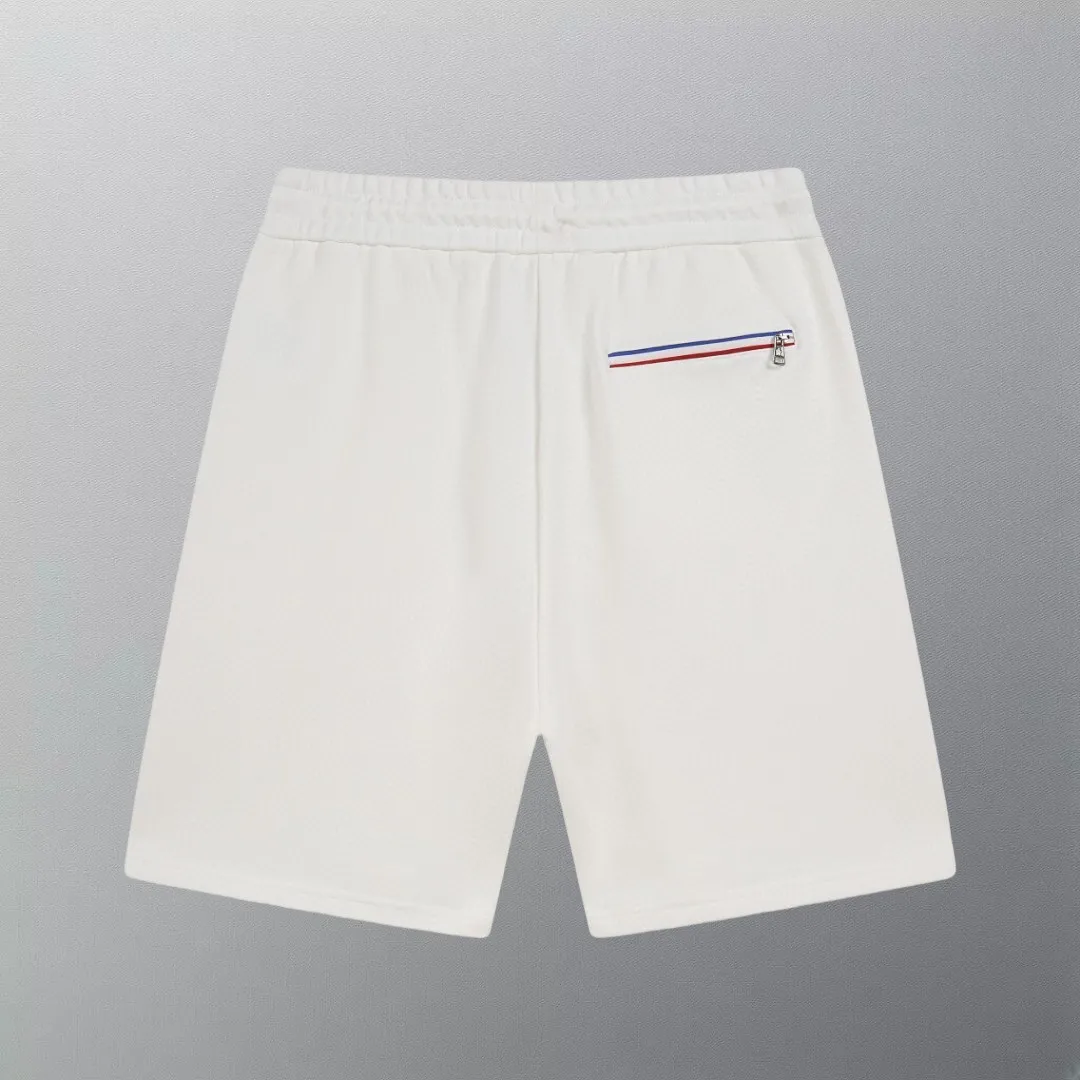 P180 high version of the MONCLER classic small label shorts. Made of 360g pure cotton custom fabric, embroidered logo, custom hardware zipper, compact and three-dimensional shape, straight stripe splicing, custom trouser cord hardware with strong texture and smoothness, comfortable and breathable upper body, concave and convex three-dimensional sense, fashionable and casual wear. Color: Black White Size: XS-L