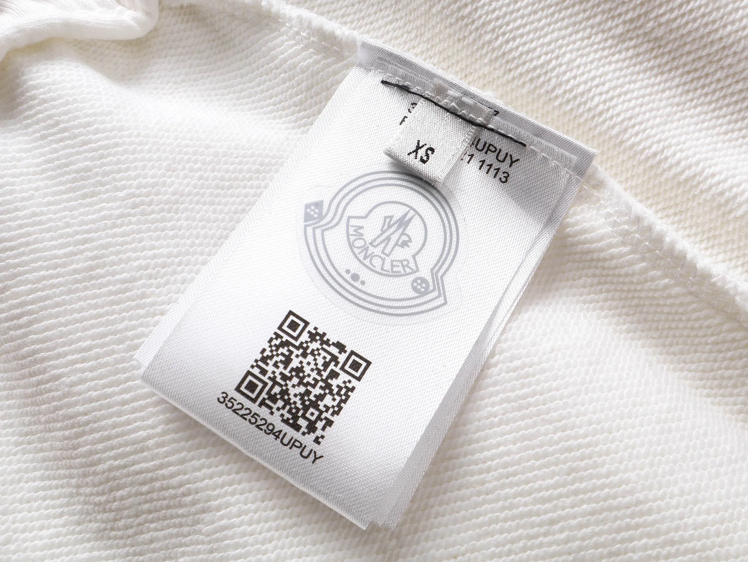 P180 high version of the MONCLER classic small label shorts. Made of 360g pure cotton custom fabric, embroidered logo, custom hardware zipper, compact and three-dimensional shape, straight stripe splicing, custom trouser cord hardware with strong texture and smoothness, comfortable and breathable upper body, concave and convex three-dimensional sense, fashionable and casual wear. Color: Black White Size: XS-L