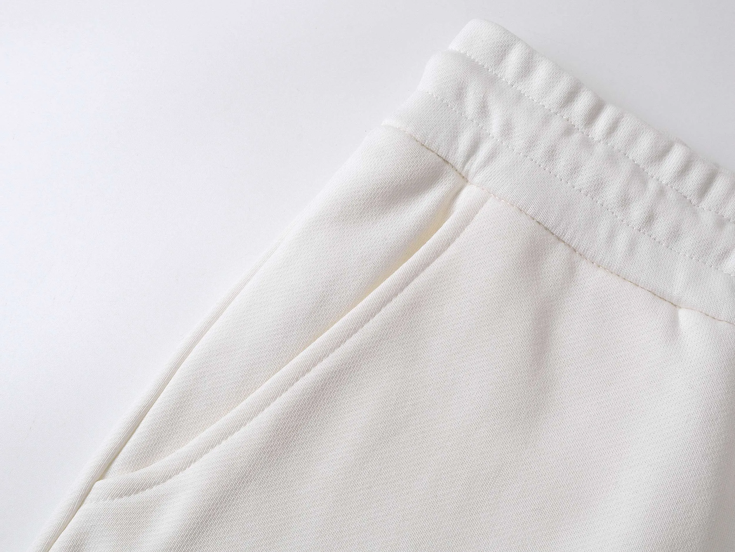 P180 high version of the MONCLER classic small label shorts. Made of 360g pure cotton custom fabric, embroidered logo, custom hardware zipper, compact and three-dimensional shape, straight stripe splicing, custom trouser cord hardware with strong texture and smoothness, comfortable and breathable upper body, concave and convex three-dimensional sense, fashionable and casual wear. Color: Black White Size: XS-L